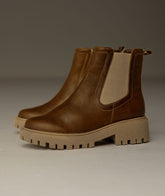 Botín Nova en cuero café (miel) con estilo chelsea