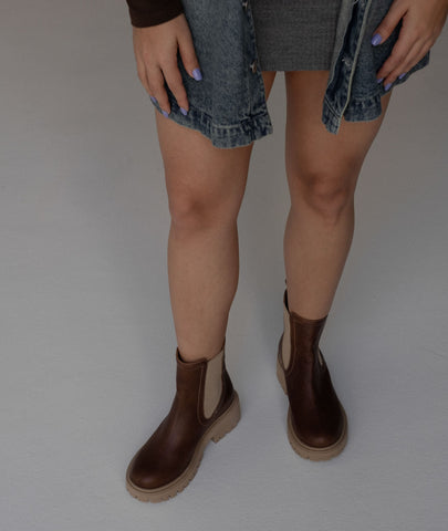 Botín Nova en cuero café (miel) con estilo chelsea