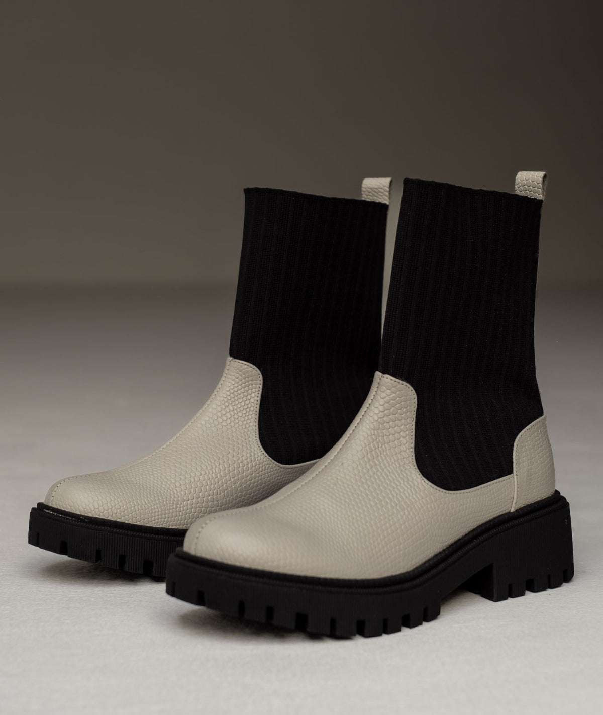 Botín Roma blanco y negro – Cuero genuino con estilo urbano