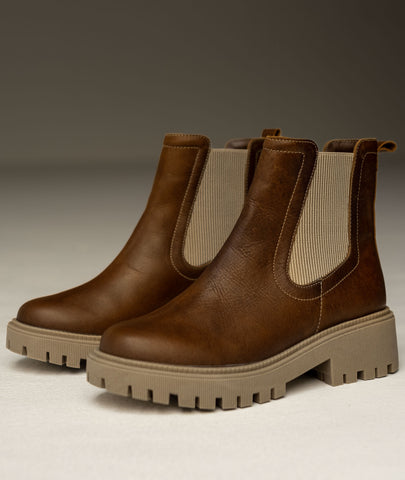 Botín Nova en cuero café (miel) con estilo chelsea