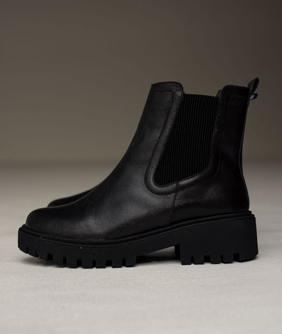 Botín Nova negro – Botín en cuero negro con estilo chelsea