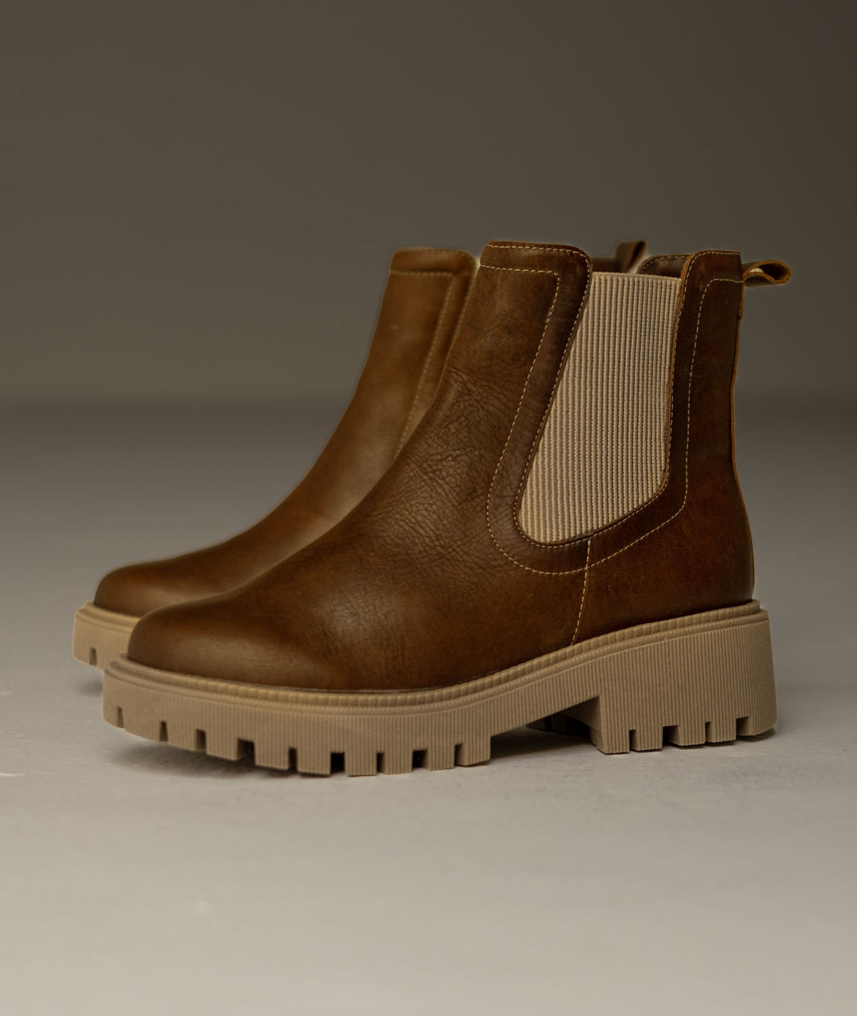 Botín Nova en cuero café (miel) con estilo chelsea