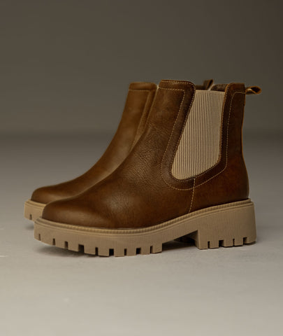 Botín Nova en cuero café (miel) con estilo chelsea