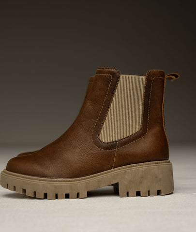 Botín Nova en cuero café (miel) con estilo chelsea