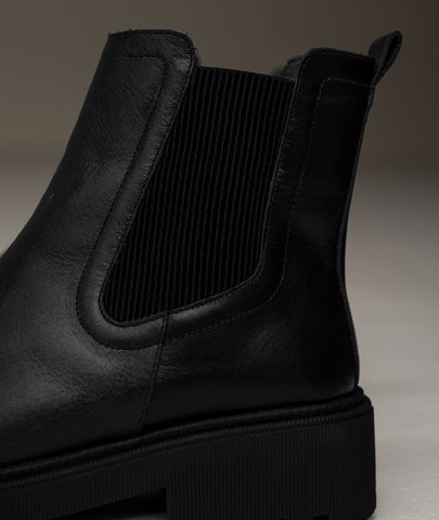 Botín Nova negro – Botín en cuero negro con estilo chelsea