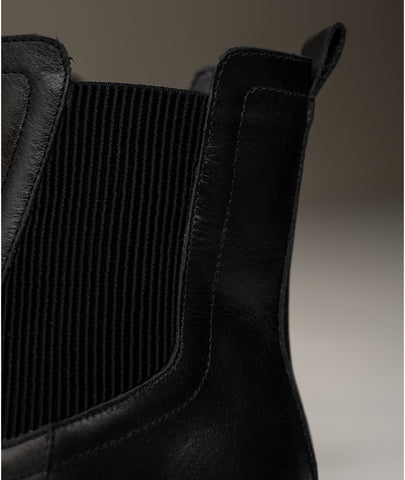Botín Nova negro – Botín en cuero negro con estilo chelsea