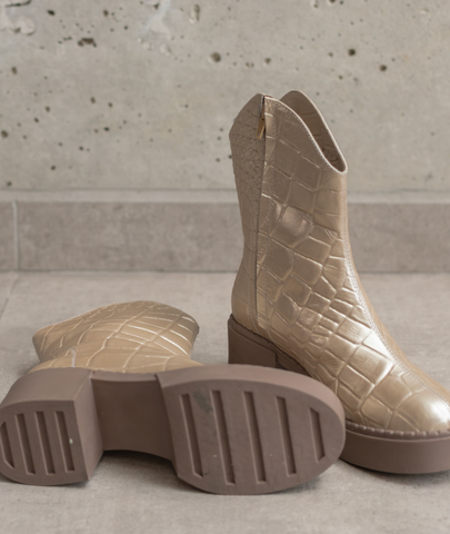 Botín Montana en Dorado con Estilo Texano