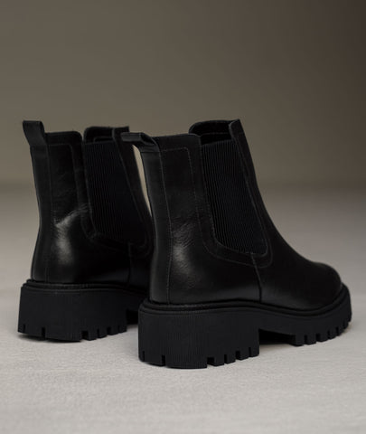Botín Nova negro – Botín en cuero negro con estilo chelsea