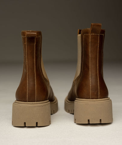 Botín Nova en cuero café (miel) con estilo chelsea