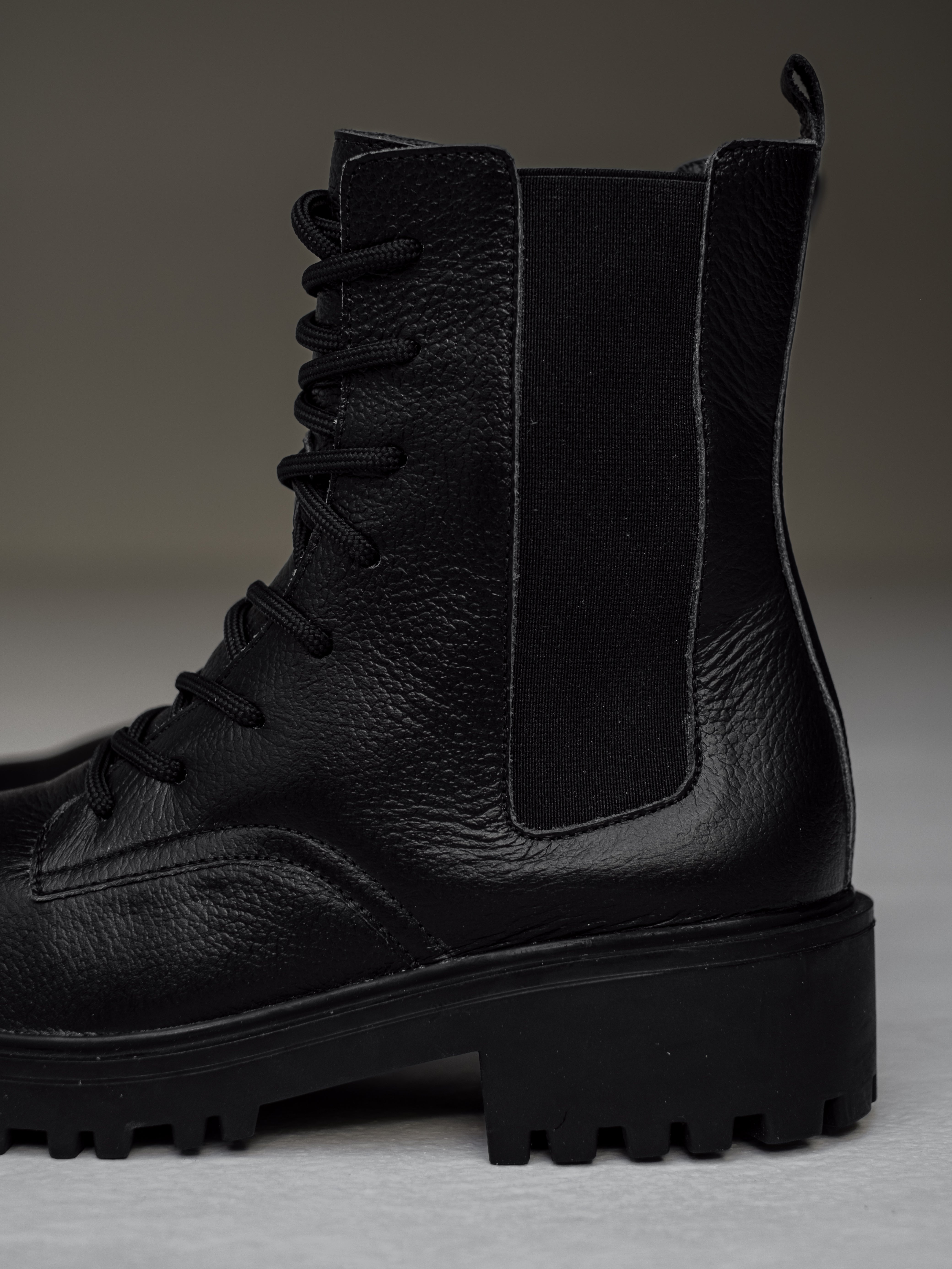 botines-negros-militares-resorte- mujer-cordones-cuero-mowma-7