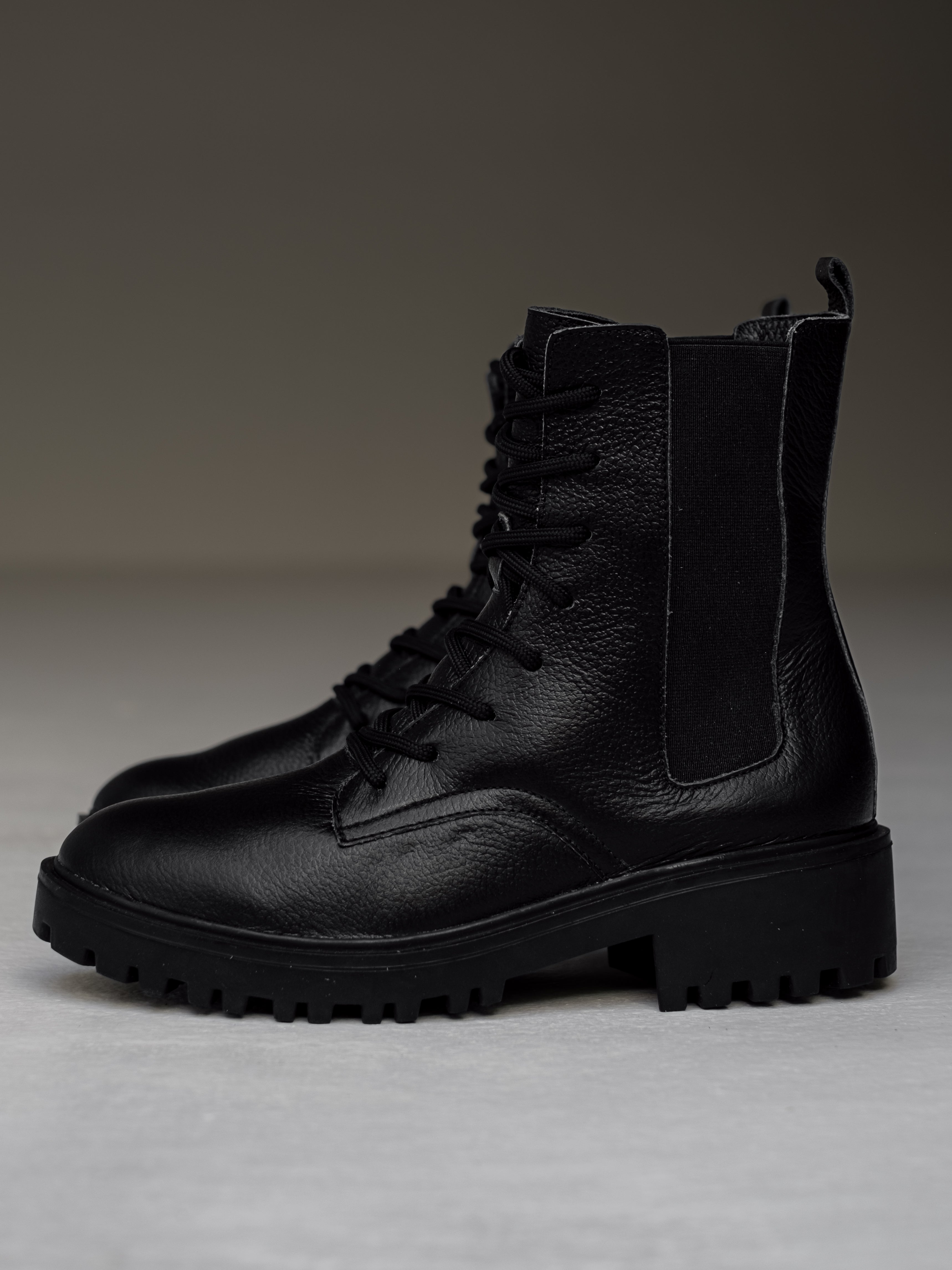 botines-negros-militares-resorte- mujer-cordones-cuero-mowma-2