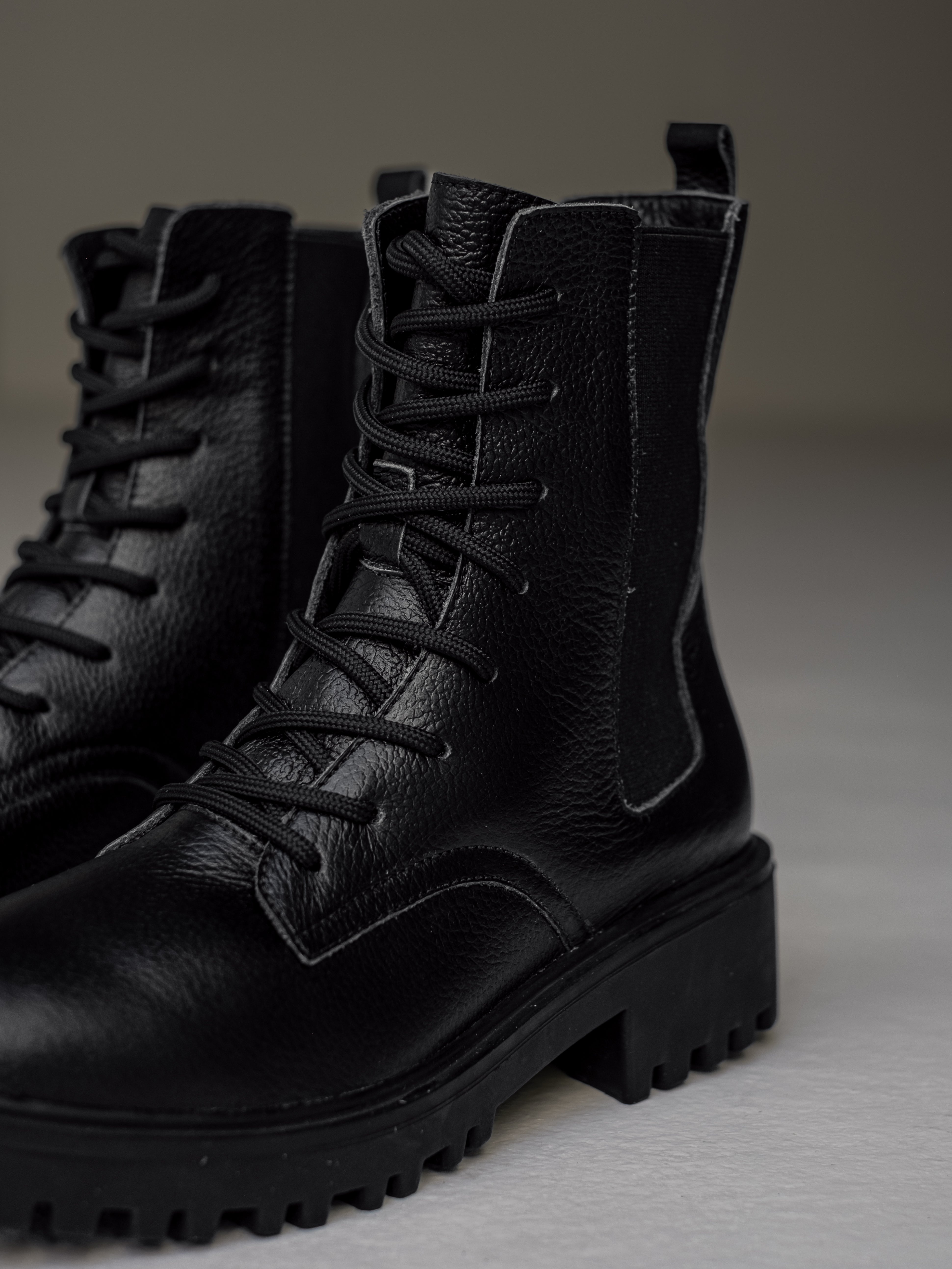 botines-negros-militares-resorte- mujer-cordones-cuero-mowma-3