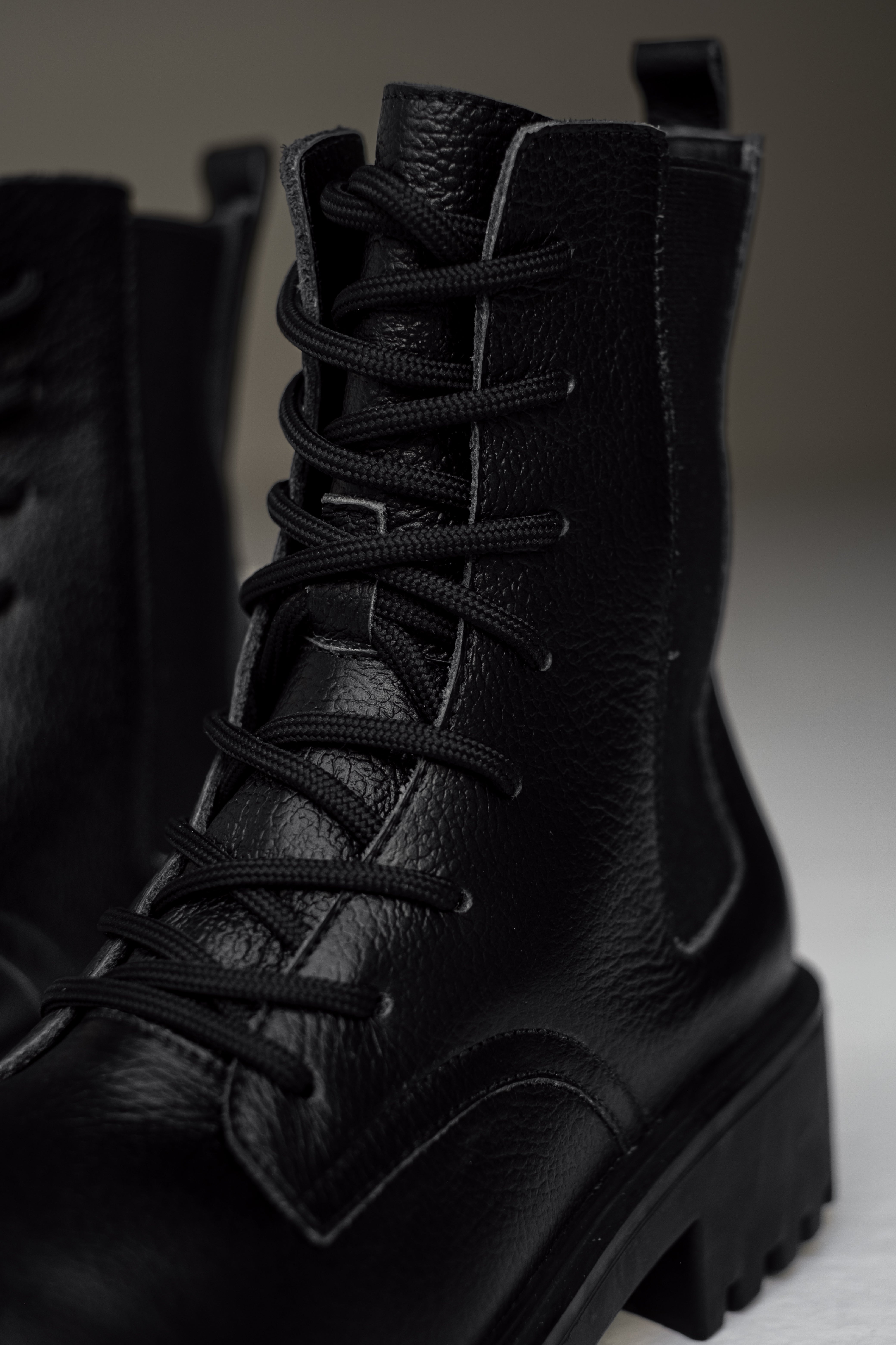 botines-negros-militares-resorte- mujer-cordones-cuero-mowma-4