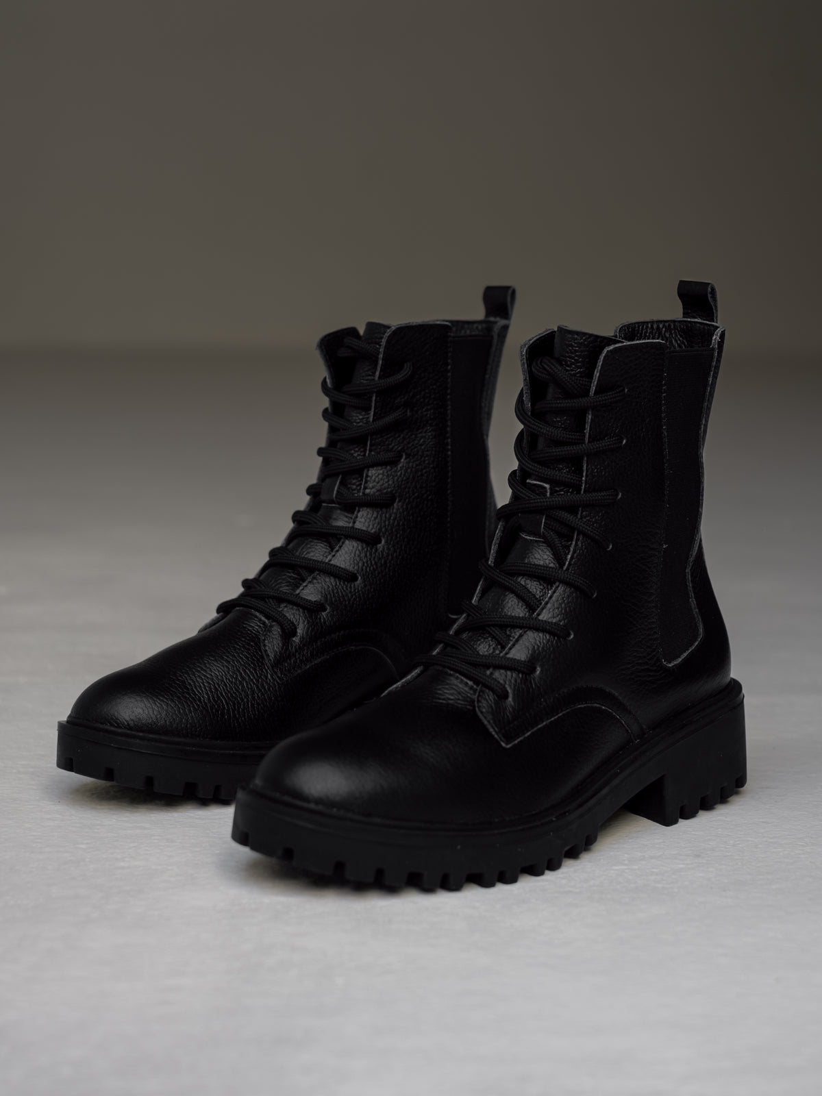 botines-negros-militares-resorte- mujer-cordones-cuero-mowma-1