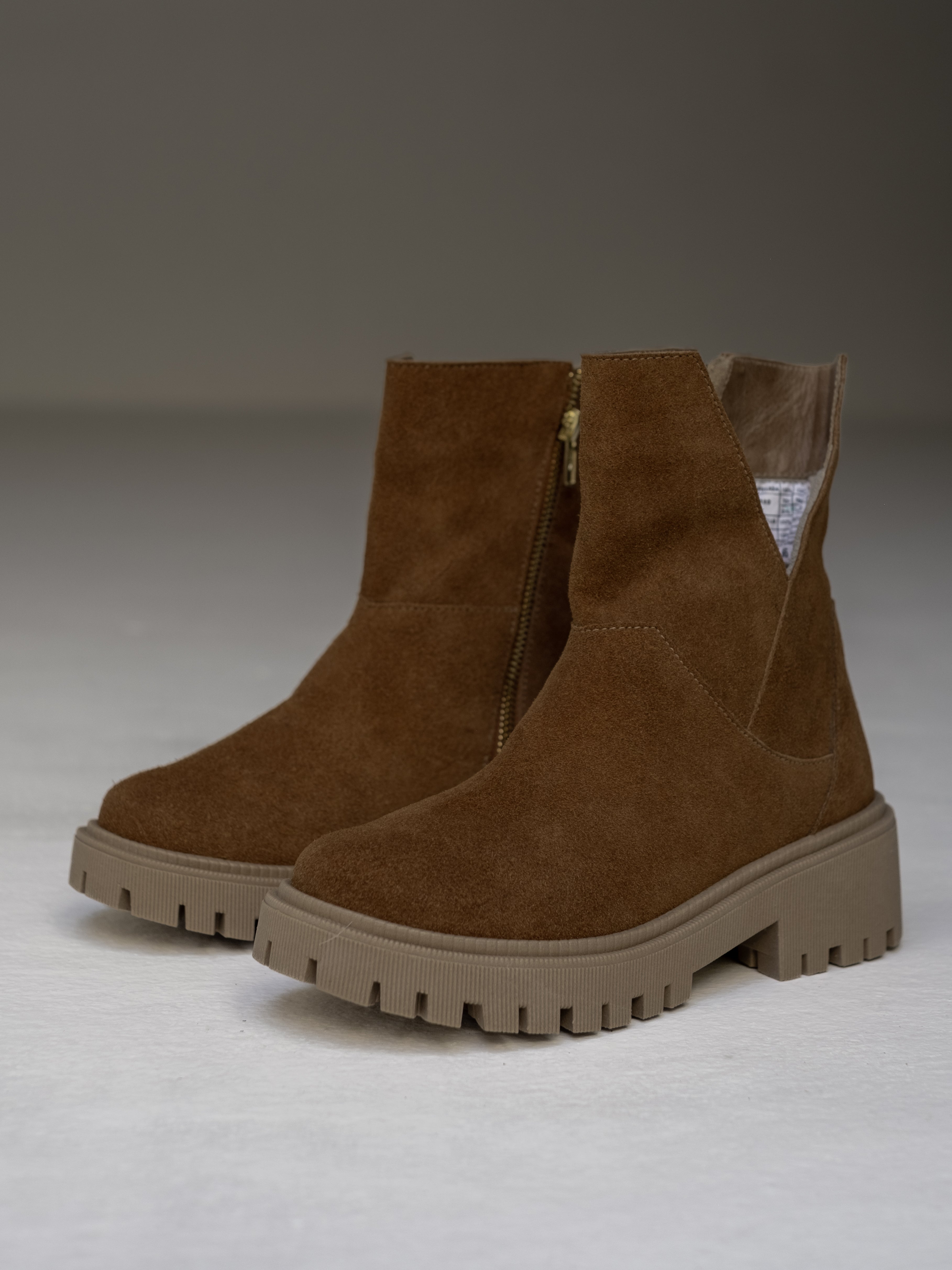 botines-carnaza-gamuza-miel--planas- mujer-cuero-mowma-1