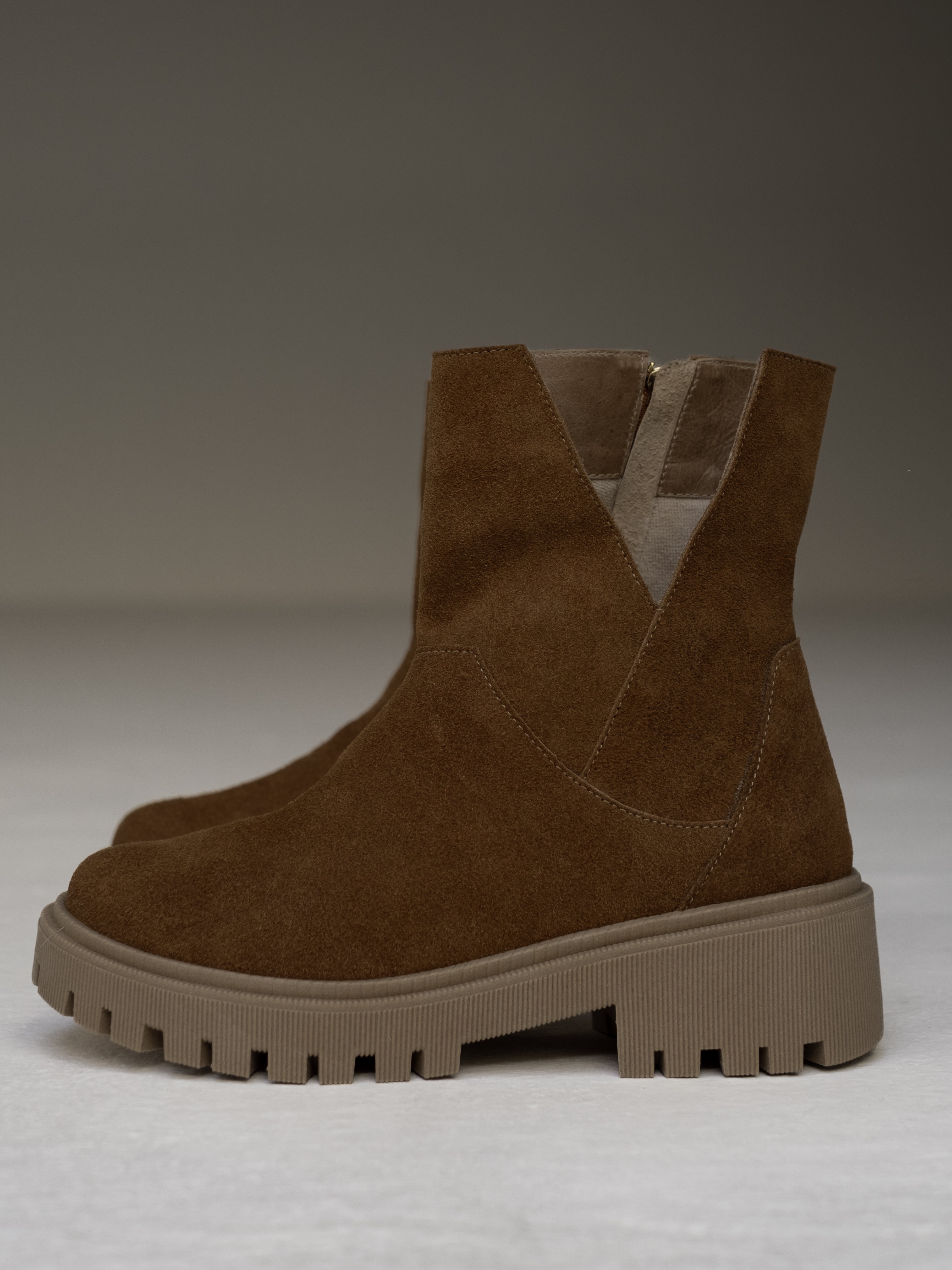 botines-carnaza-gamuza-miel--planas- mujer-cuero-mowma-2