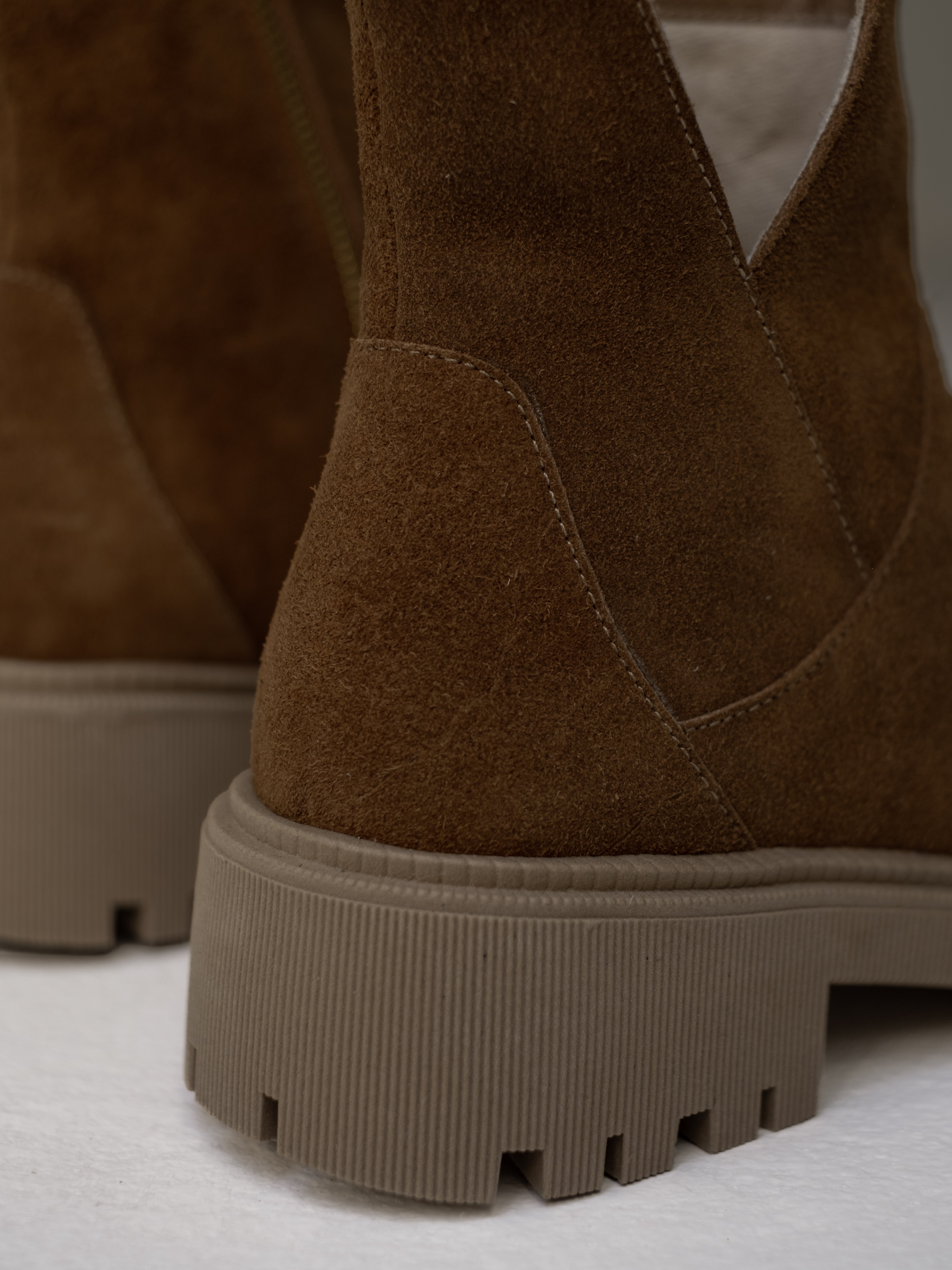 botines-carnaza-gamuza-miel--planas- mujer-cuero-mowma-5