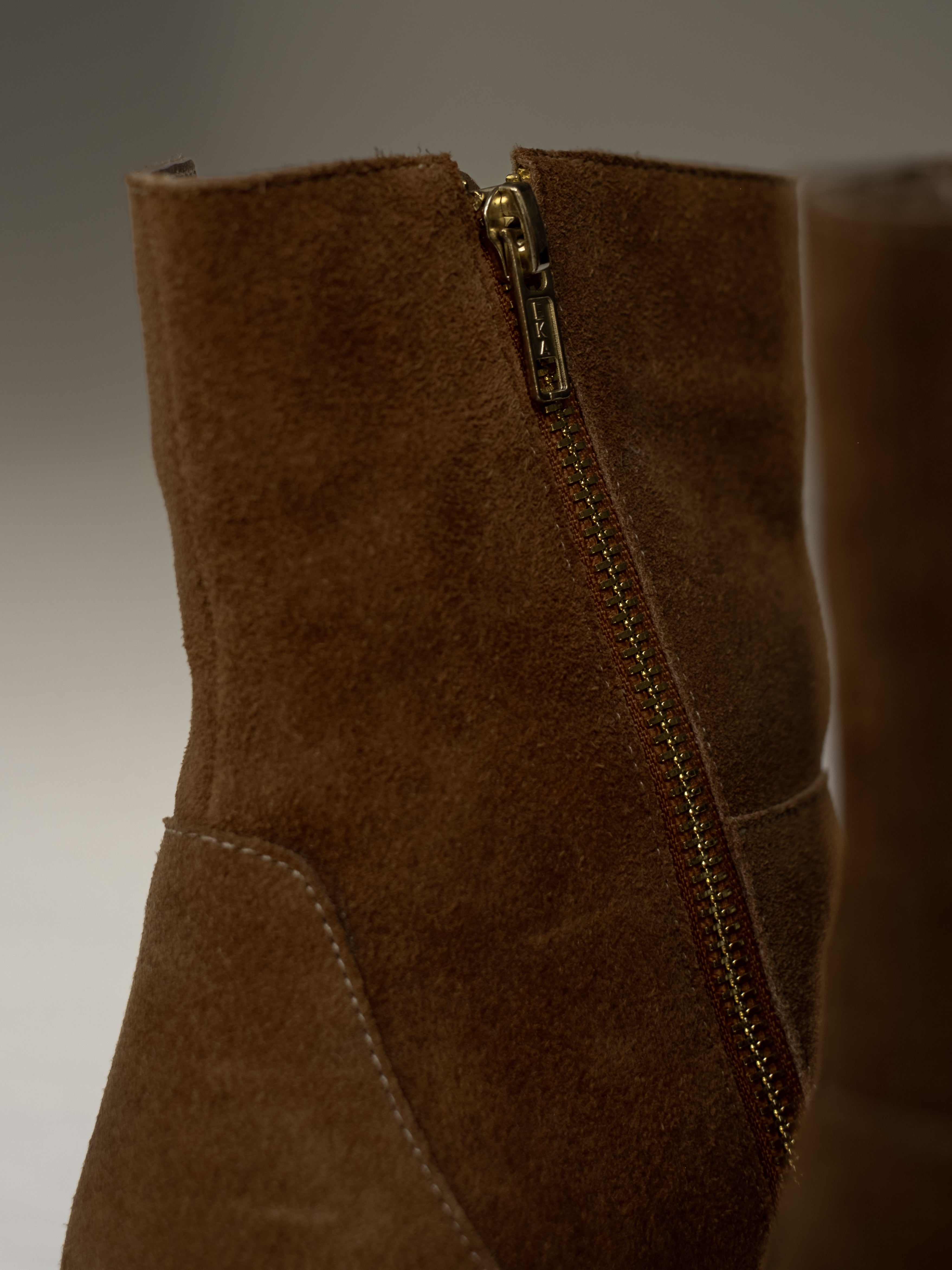 botines-carnaza-gamuza-miel--planas- mujer-cuero-mowma-7
