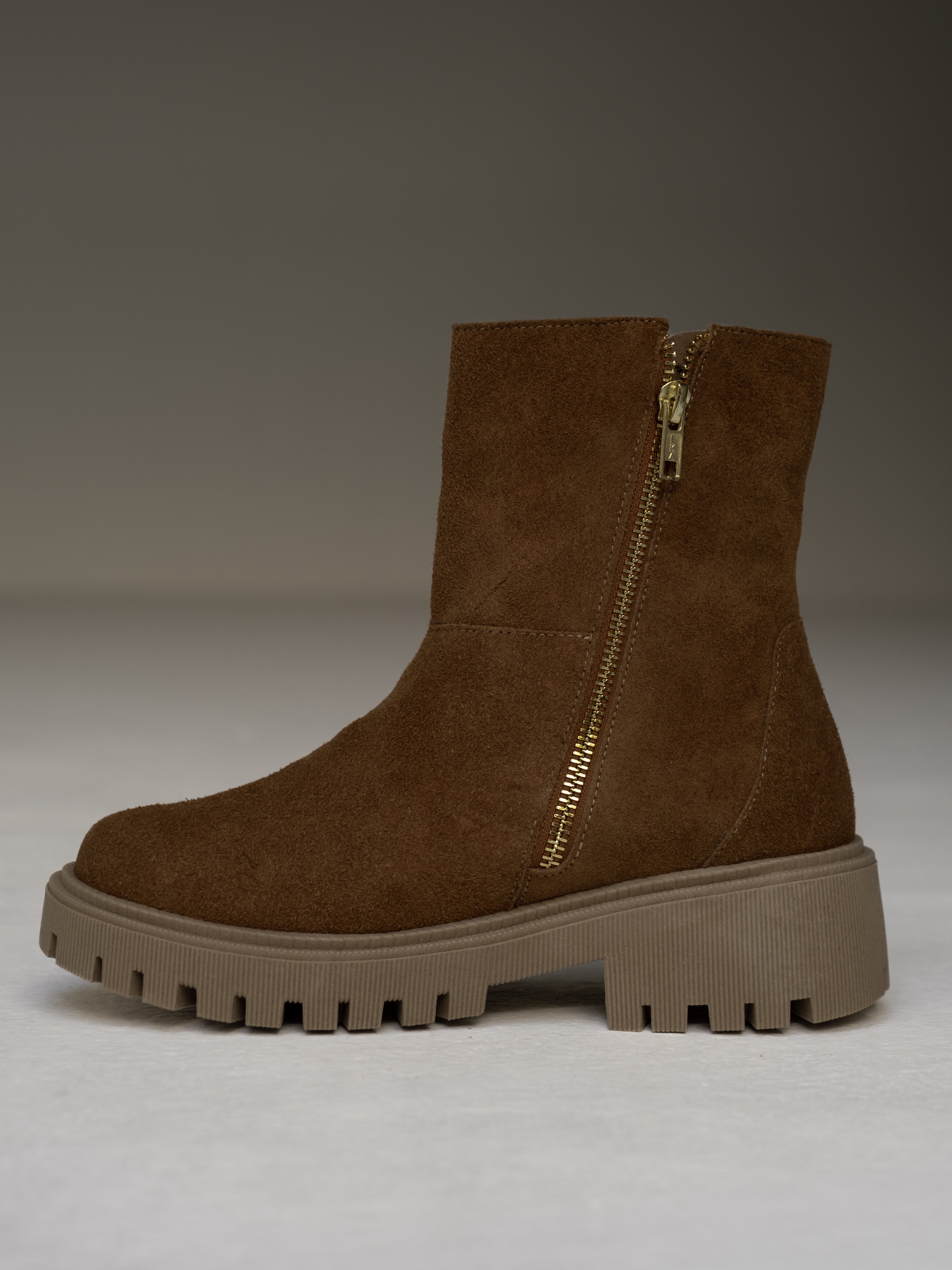 botines-carnaza-gamuza-miel--planas- mujer-cuero-mowma-8