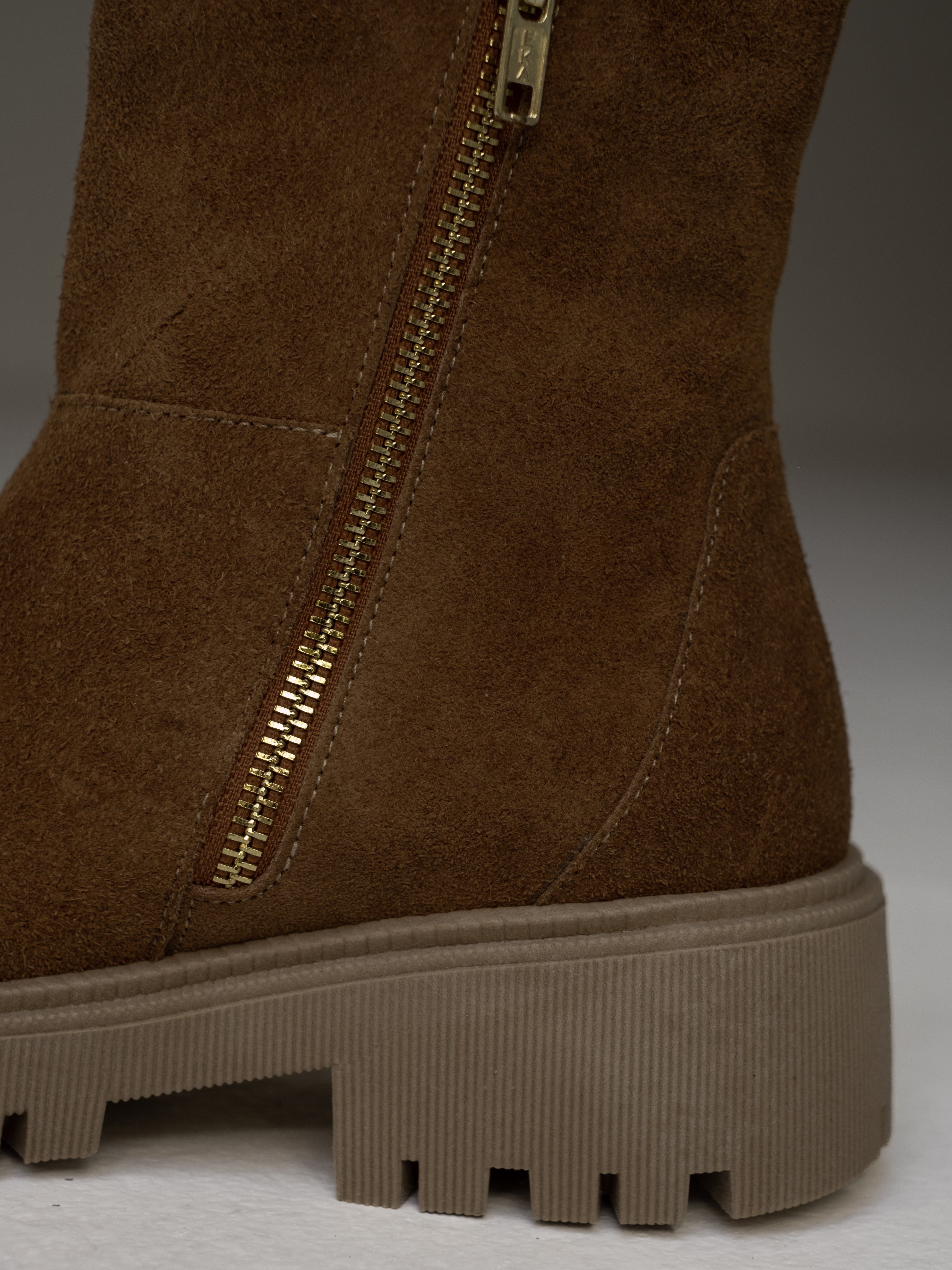 botines-carnaza-gamuza-miel--planas- mujer-cuero-mowma-9