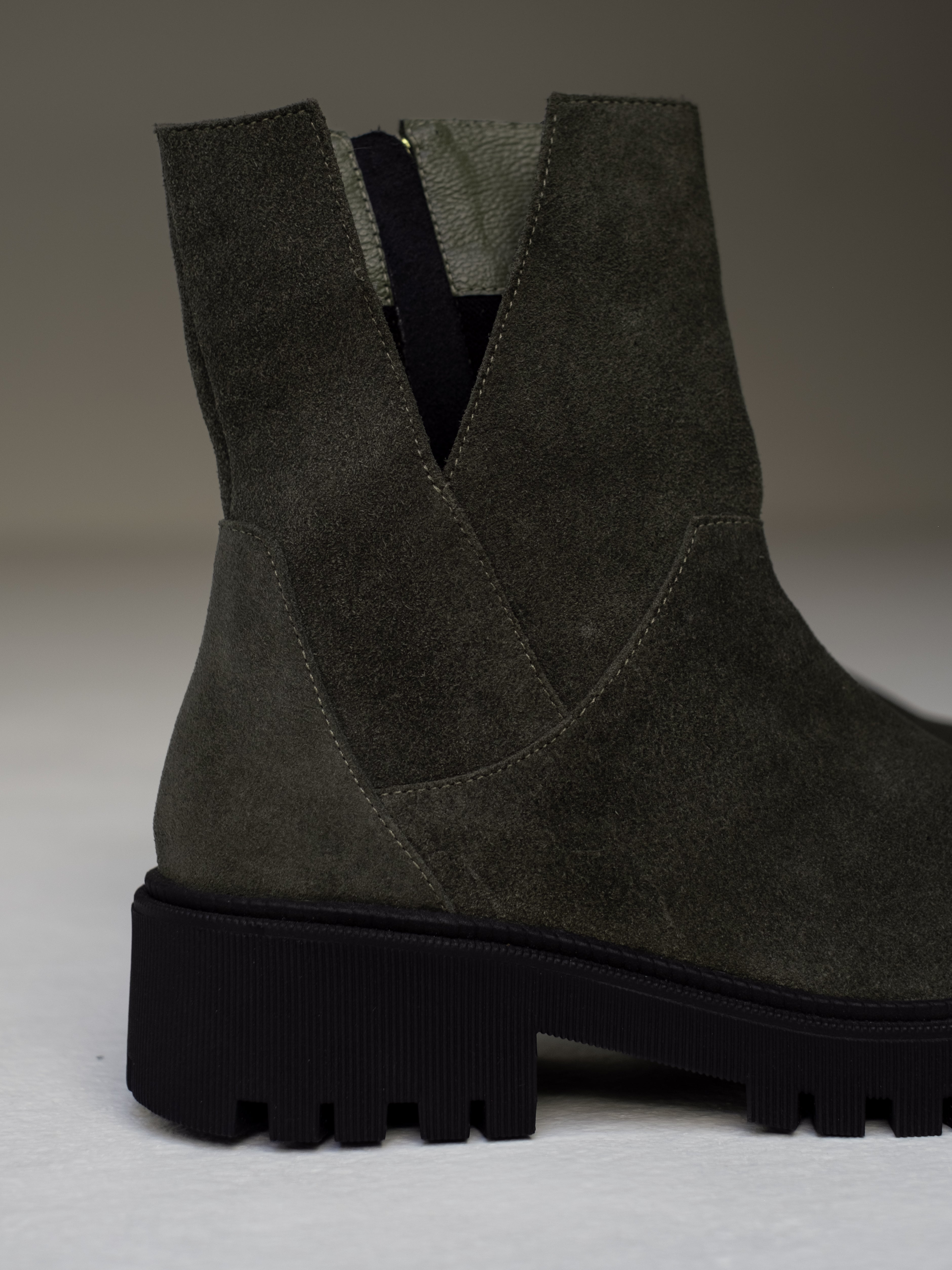 botines-carnaza-gamuza-verde-planas- mujer-cuero-mowma-3
