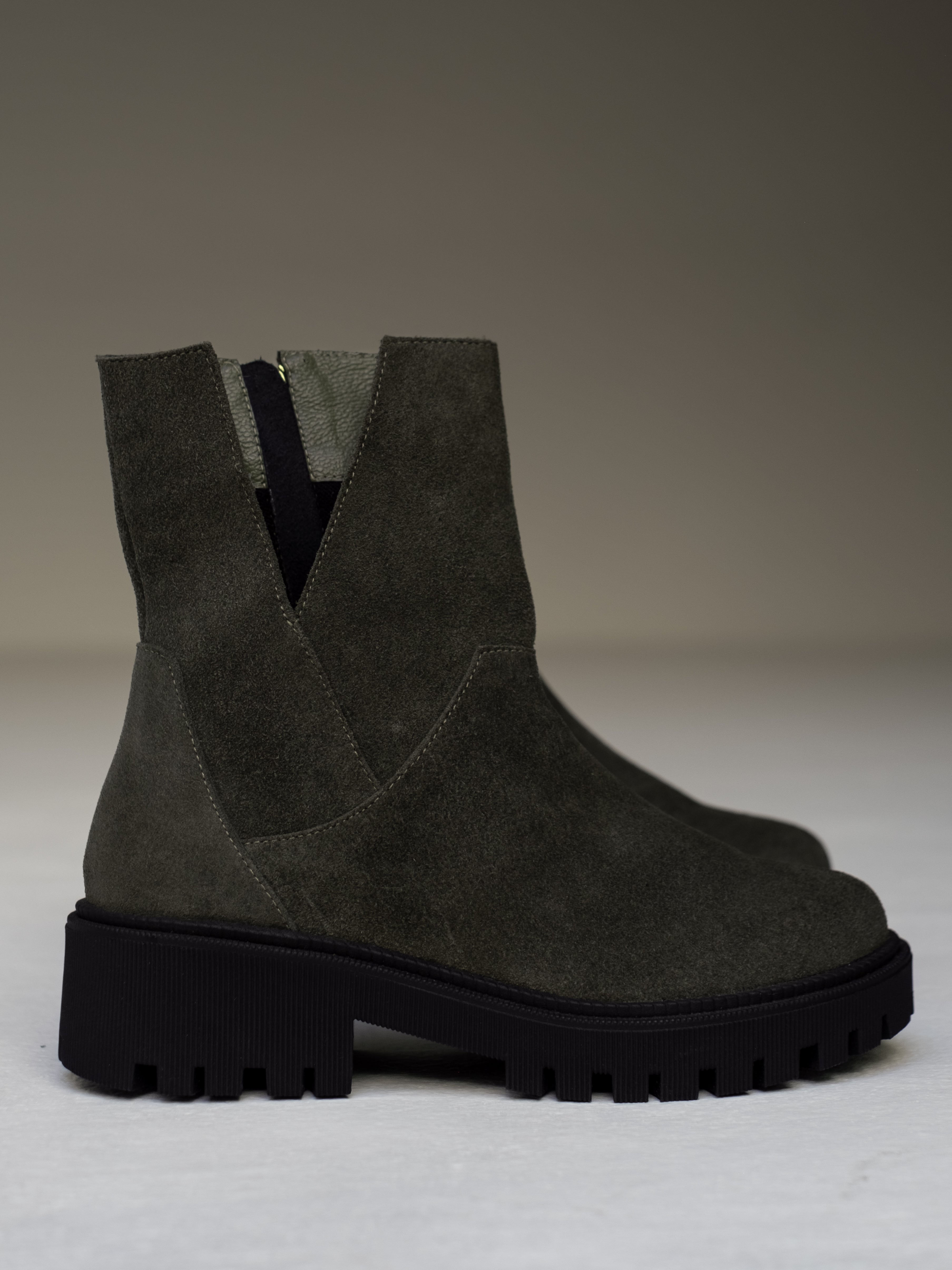 botines-carnaza-gamuza-verde-planas- mujer-cuero-mowma-2