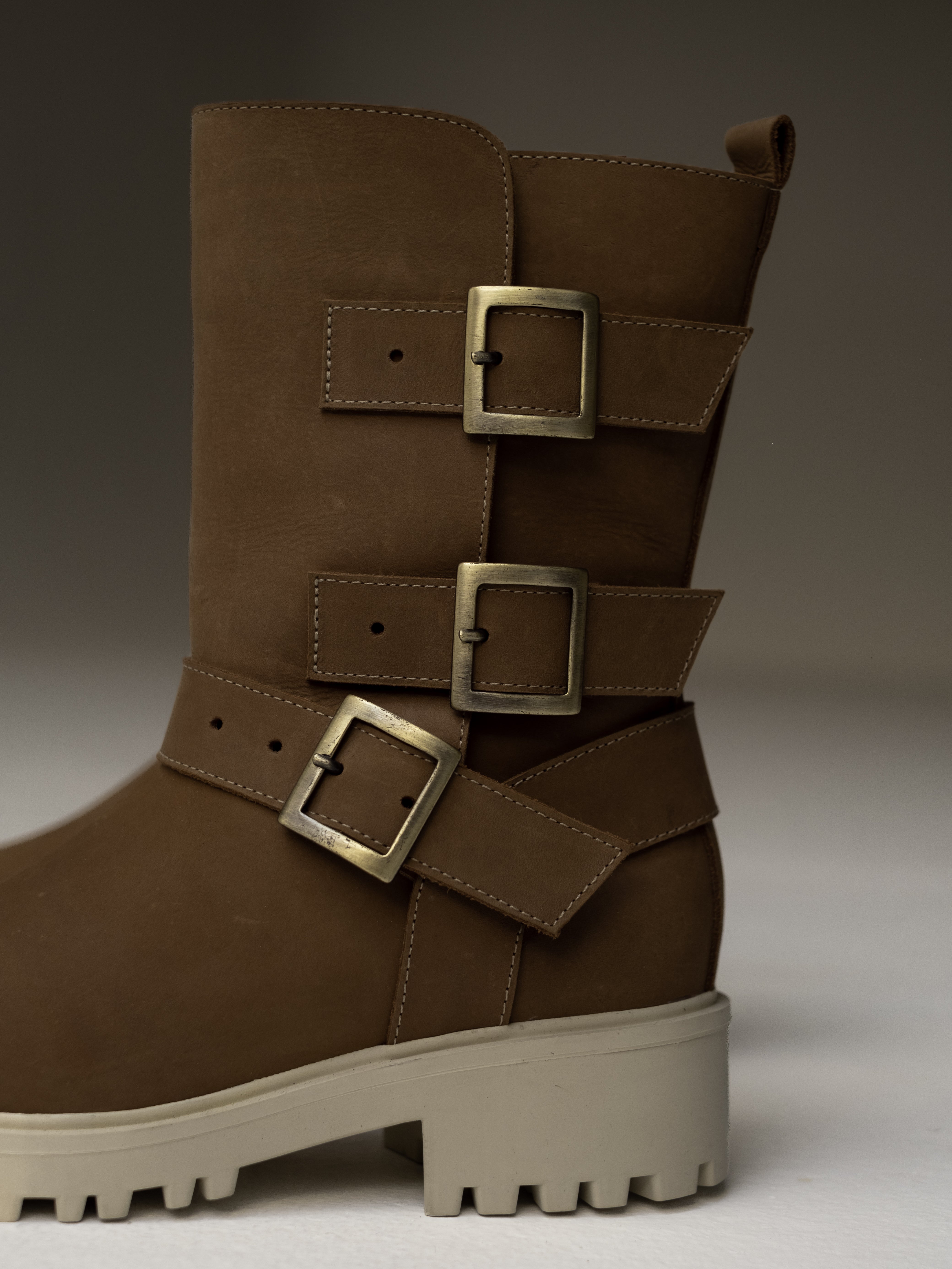 botas-miel-cafe-texanas-hebillas- mujer-cuero-mowma-2