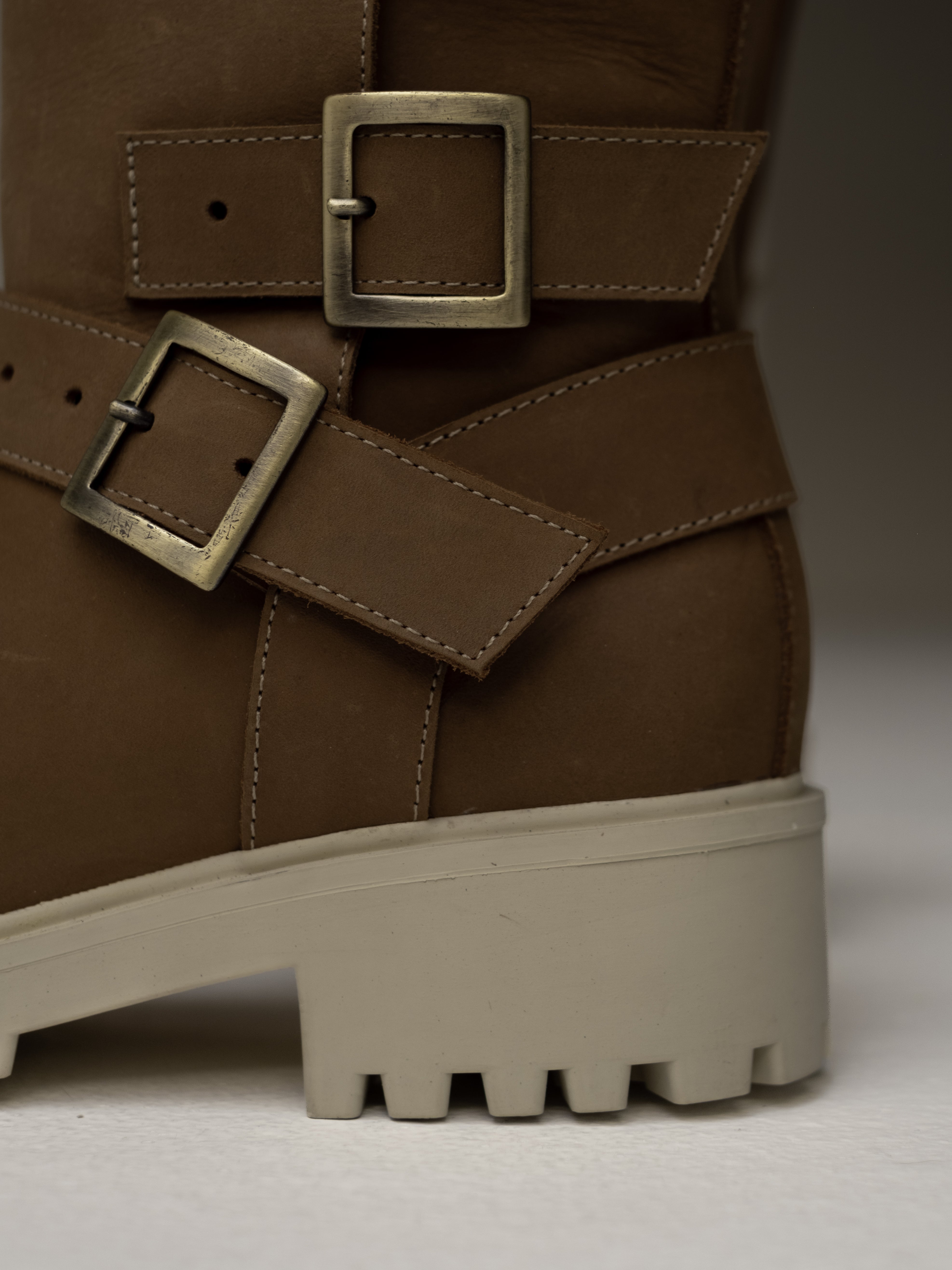 botas-miel-cafe-texanas-hebillas- mujer-cuero-mowma-5