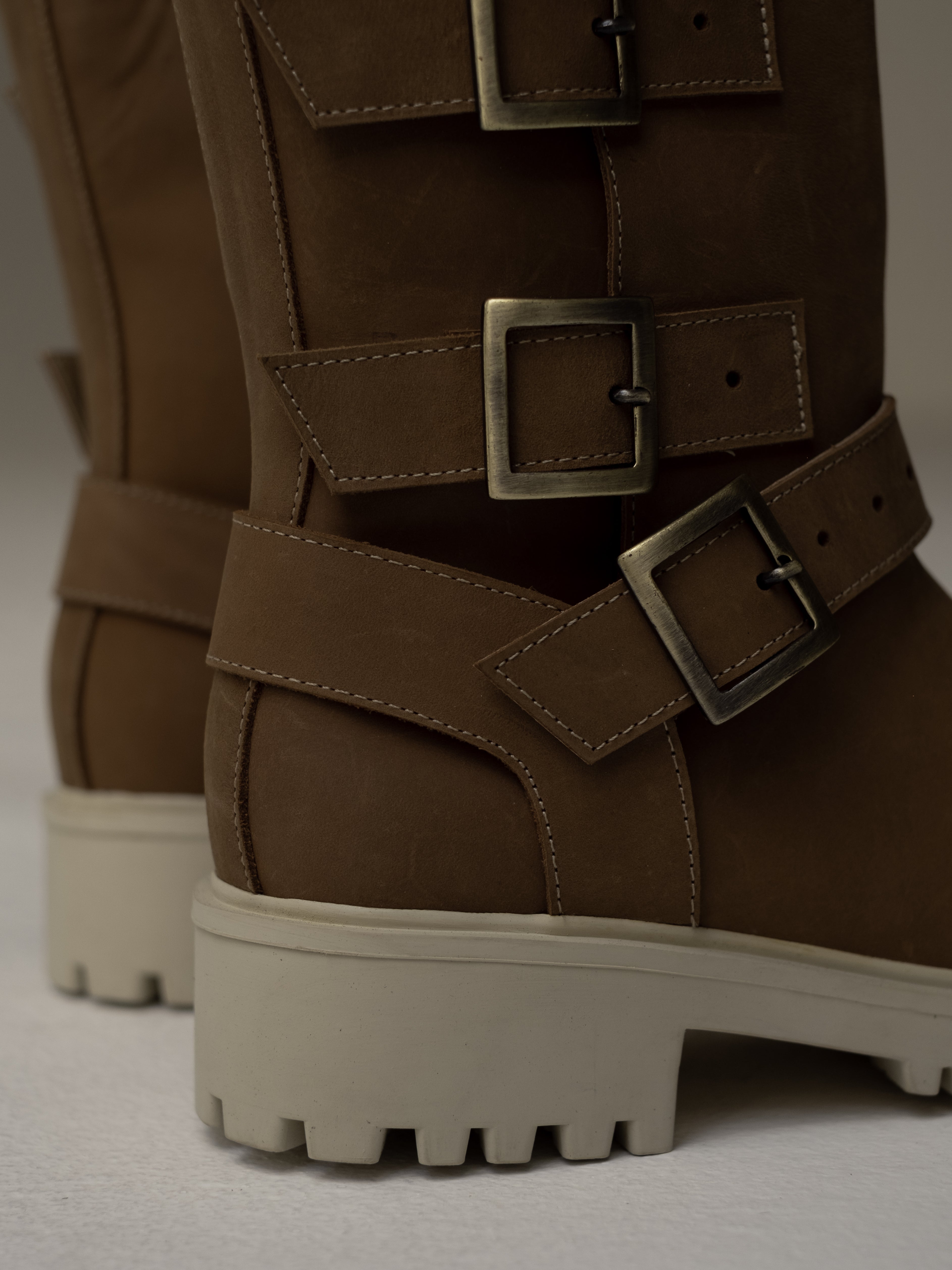botas-miel-cafe-texanas-hebillas- mujer-cuero-mowma-7