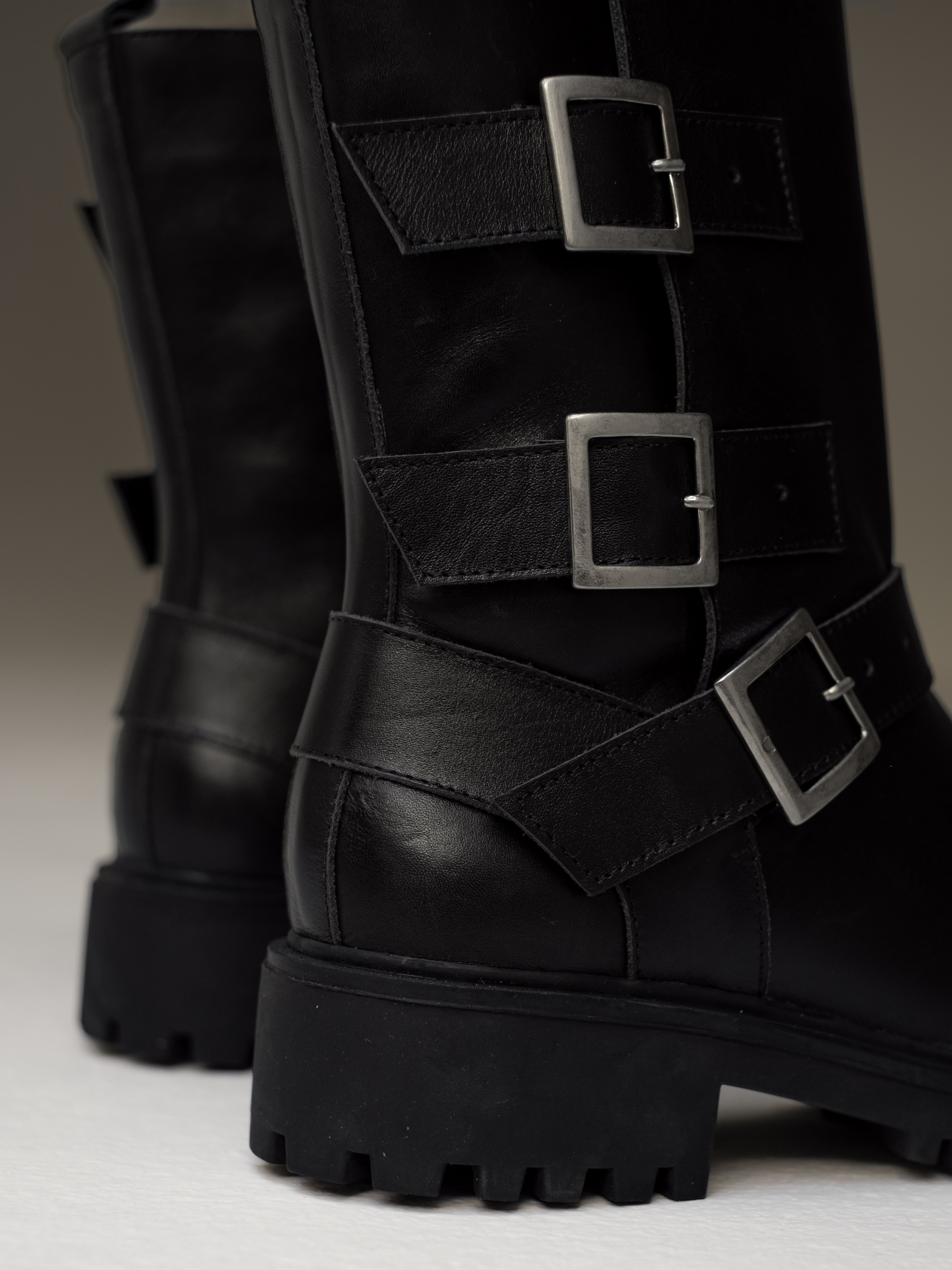 botas-negras-texanas-hebillas- mujer-cuero-mowma-7