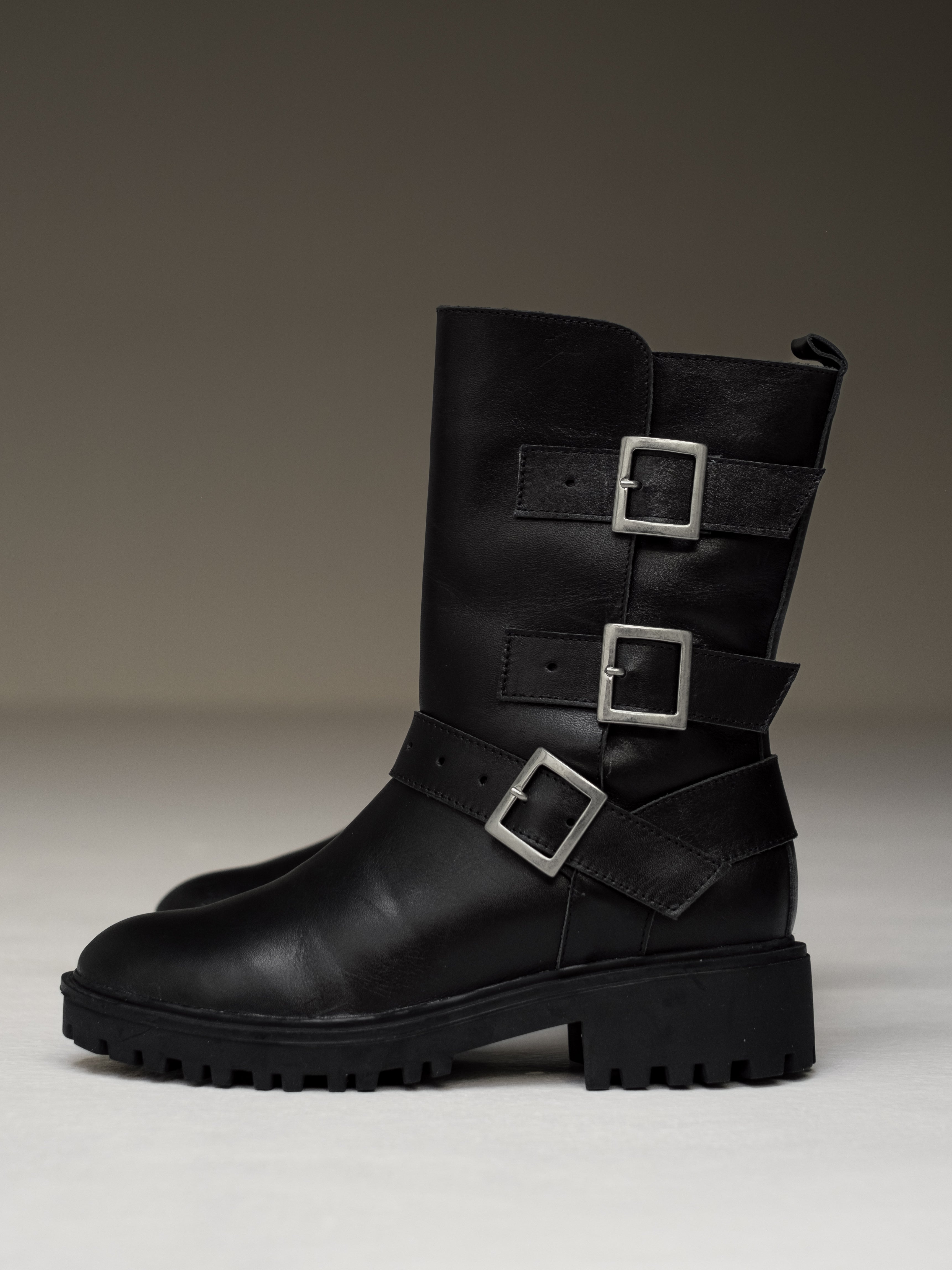 botas-negras-texanas-hebillas- mujer-cuero-mowma-