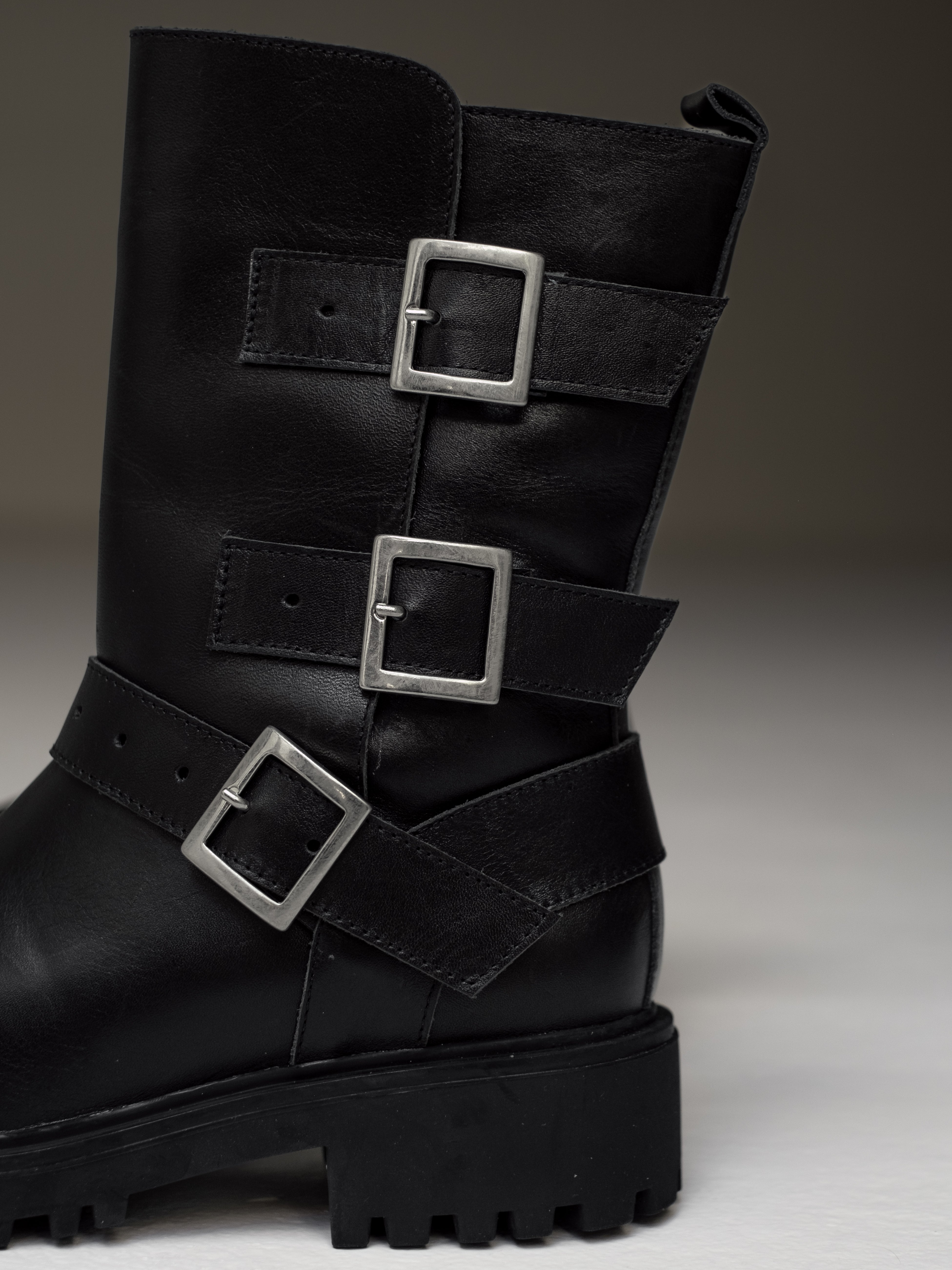 botas-negras-texanas-hebillas- mujer-cuero-mowma-3