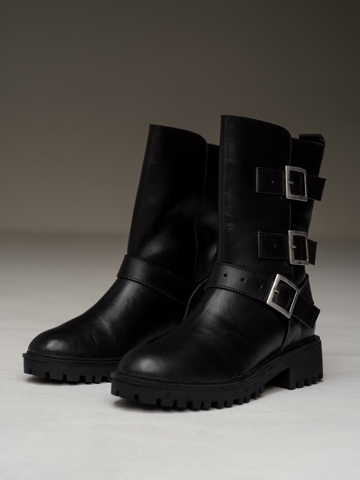 botas-negras-texanas-hebillas- mujer-cuero-mowma-1