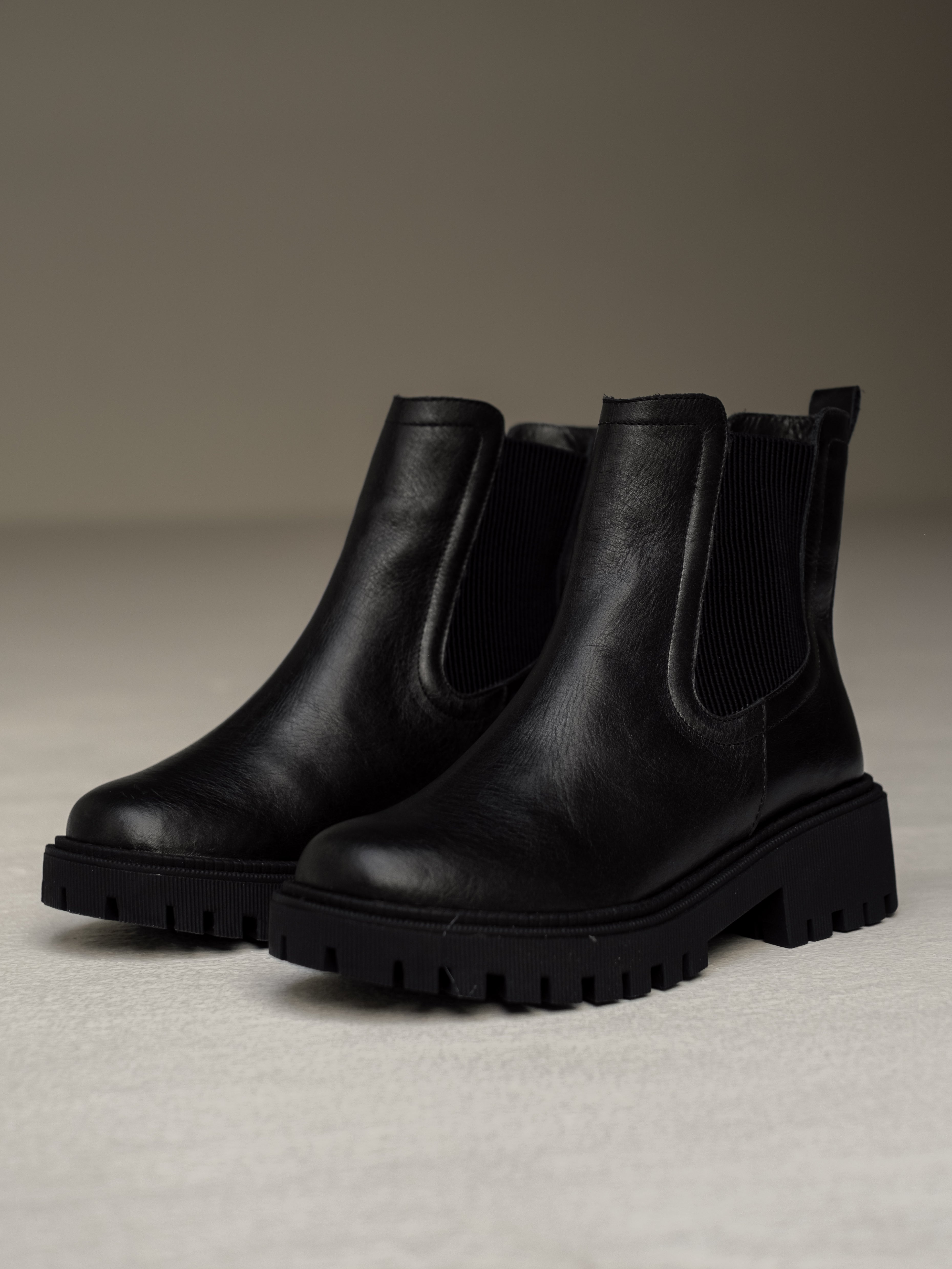 botas-negras-chelsea-resorte-planas- mujer-cuero-mowma-1