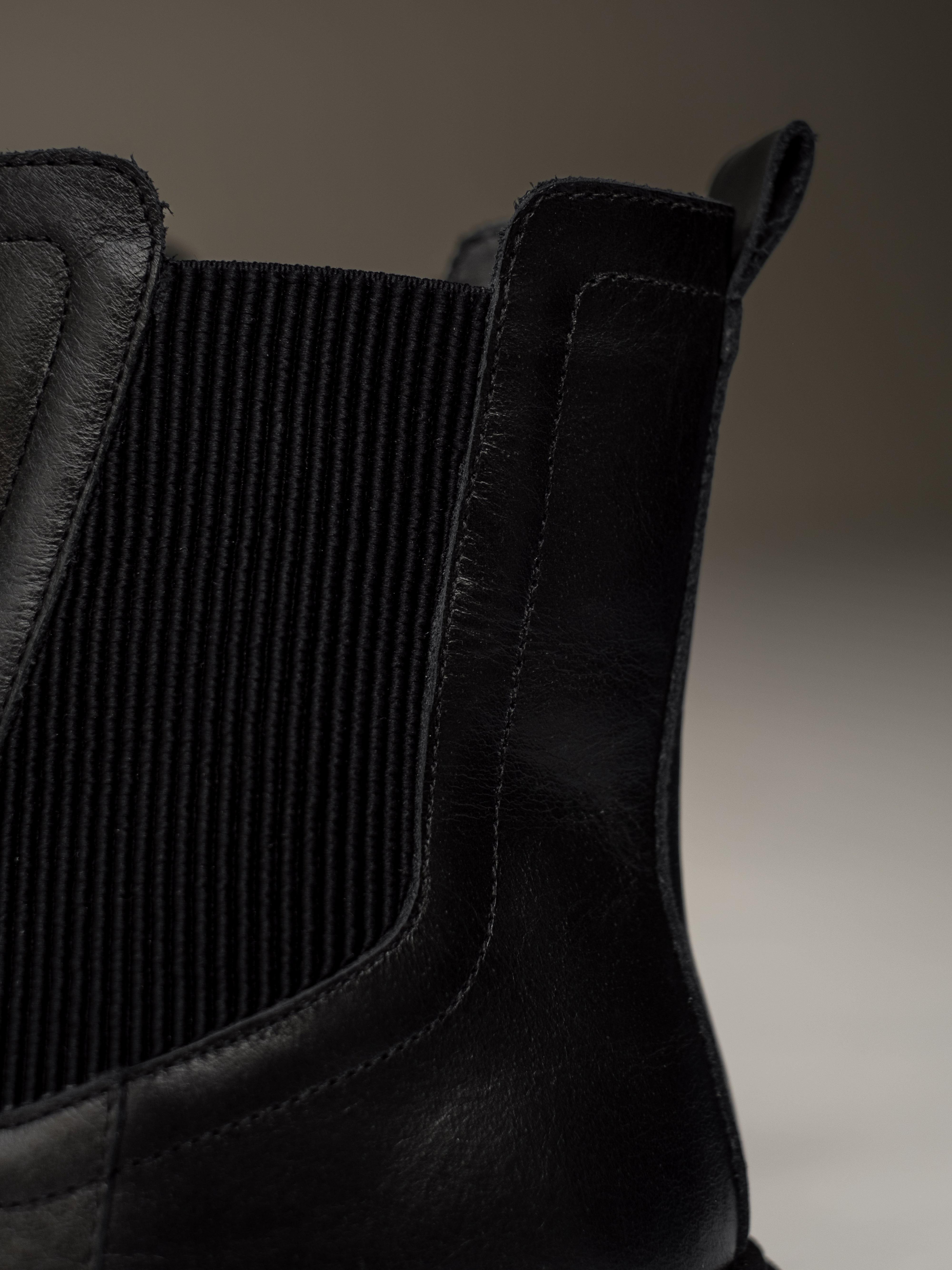 botas-negras-chelsea-resorte-planas- mujer-cuero-mowma-4