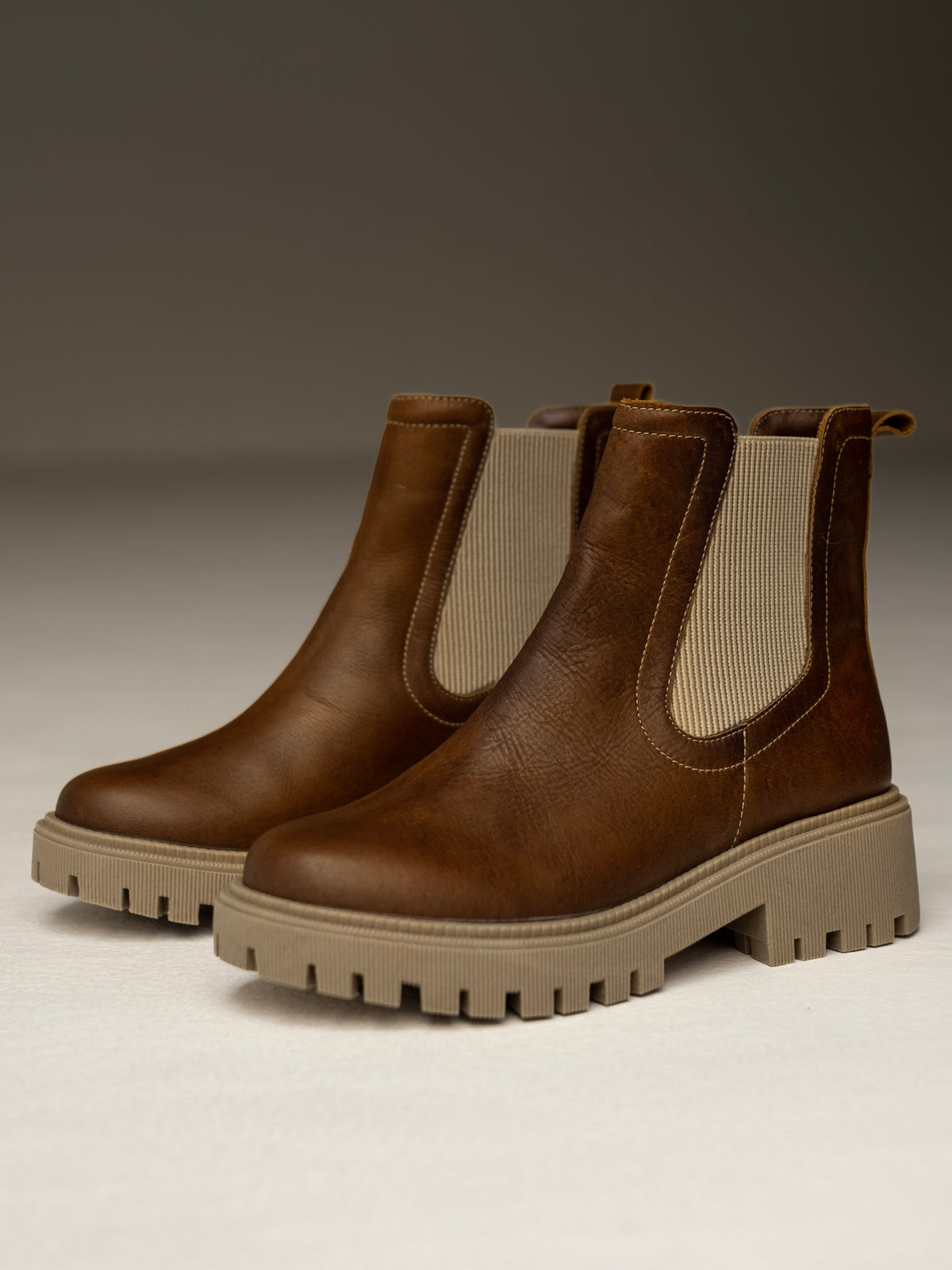 botas-miel-chelsea-resorte-planas- mujer-cuero-mowma-1