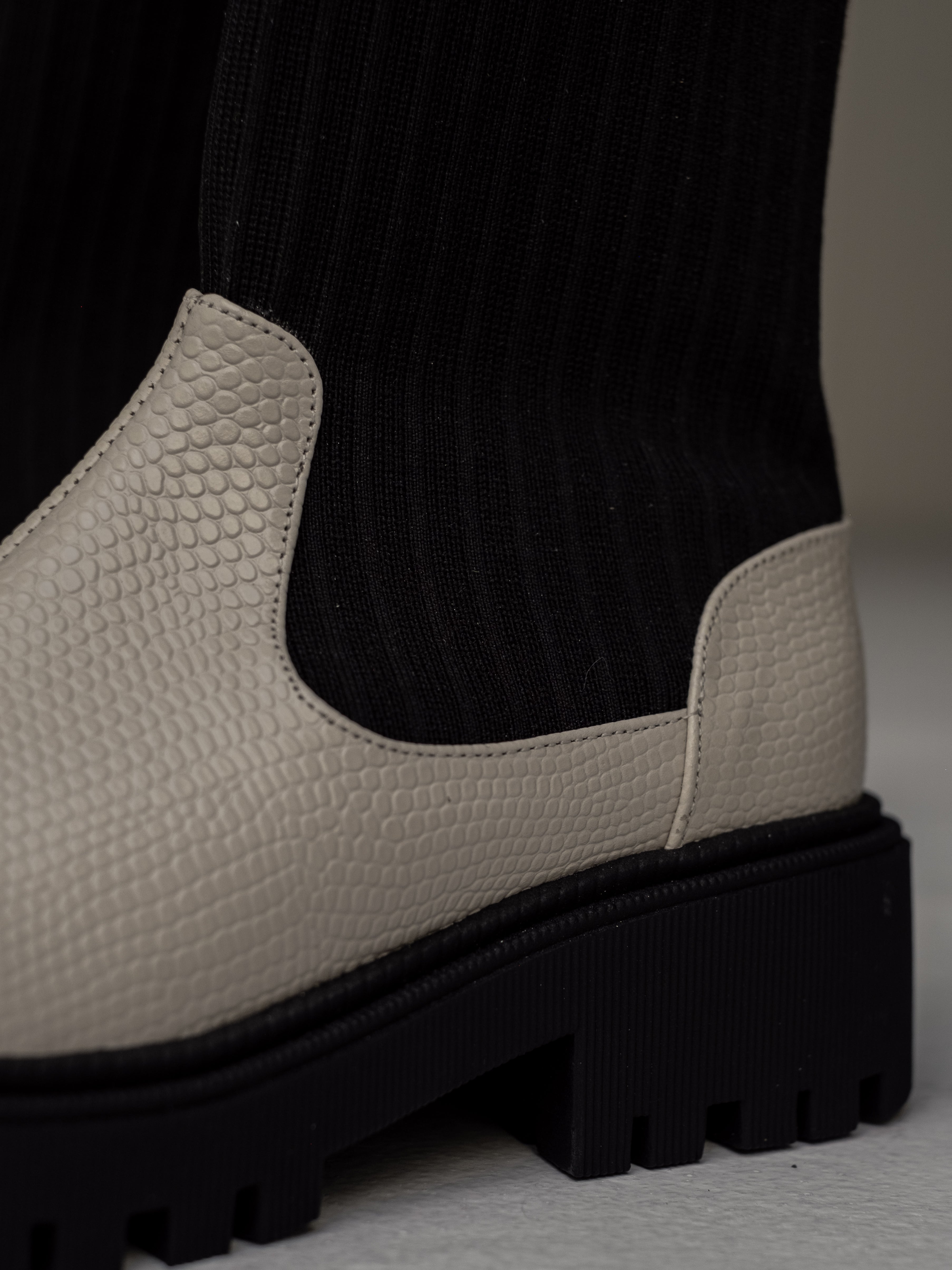 botas-medias-tela-negras-blancas-planas- mujer-cuero-mowma-2