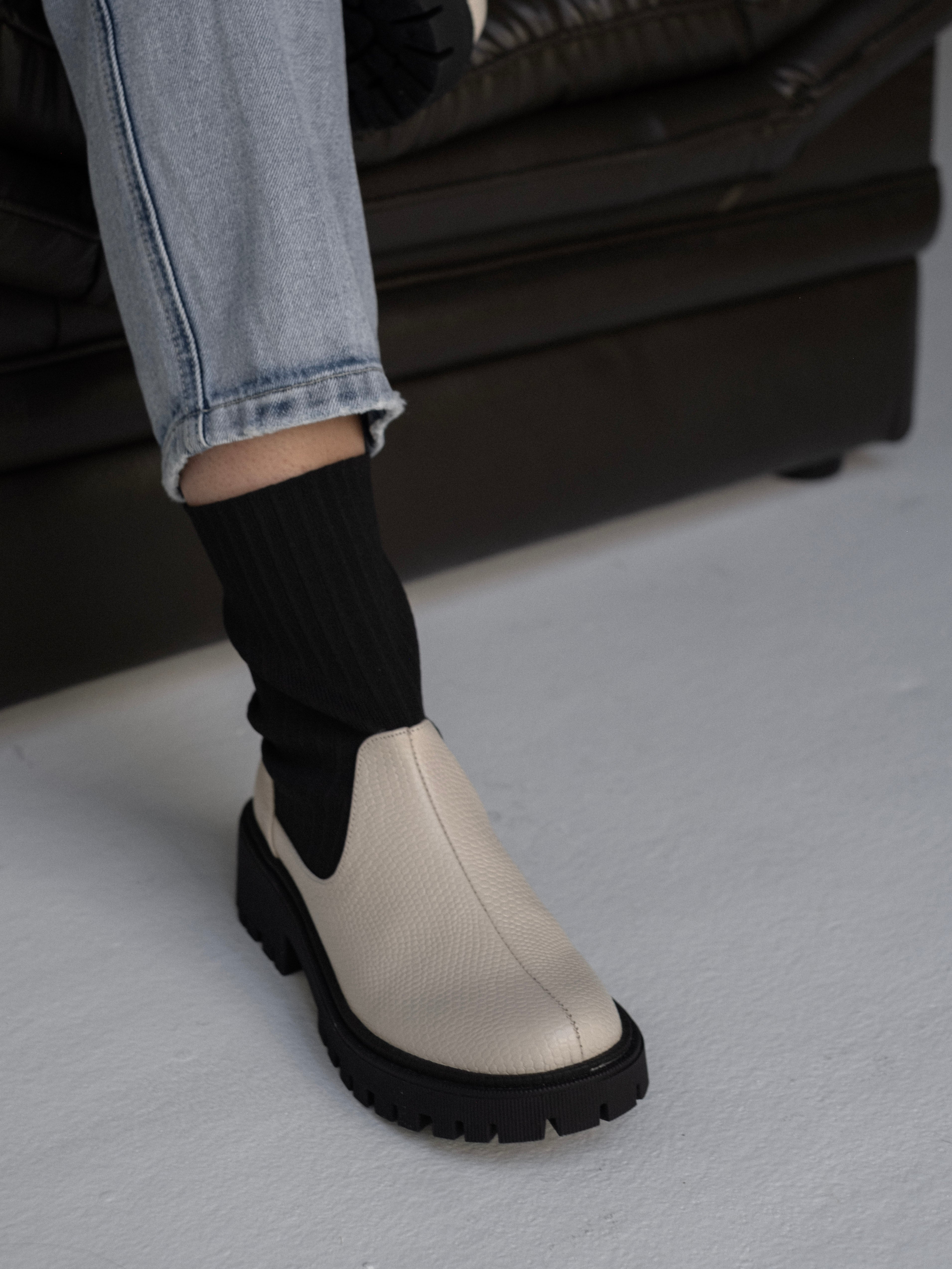 botas-medias-tela-negras-blancas-planas- mujer-cuero-mowma-8