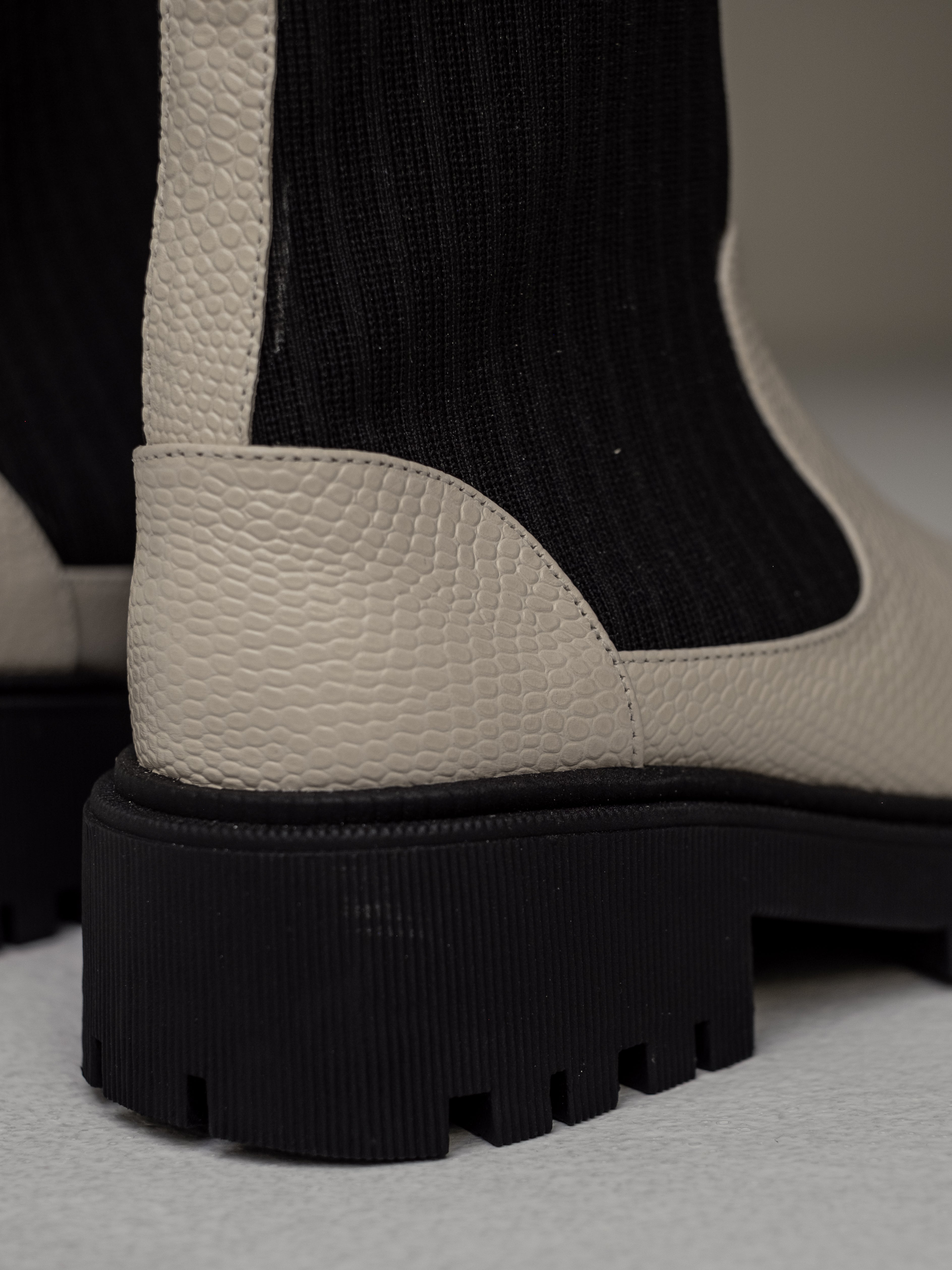botas-medias-tela-negras-blancas-planas- mujer-cuero-mowma-6