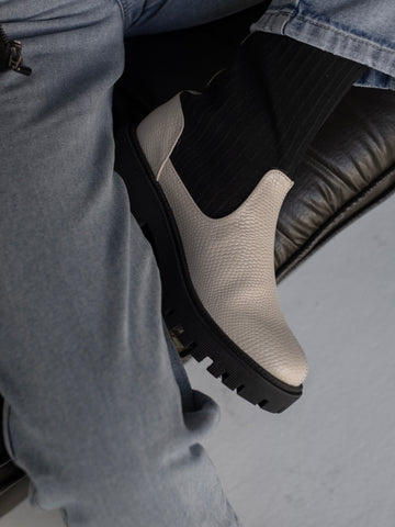 botas-medias-tela-negras-blancas-planas- mujer-cuero-mowma-9