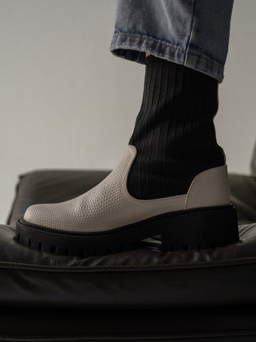 botas-medias-tela-negras-blancas-planas- mujer-cuero-mowma-11