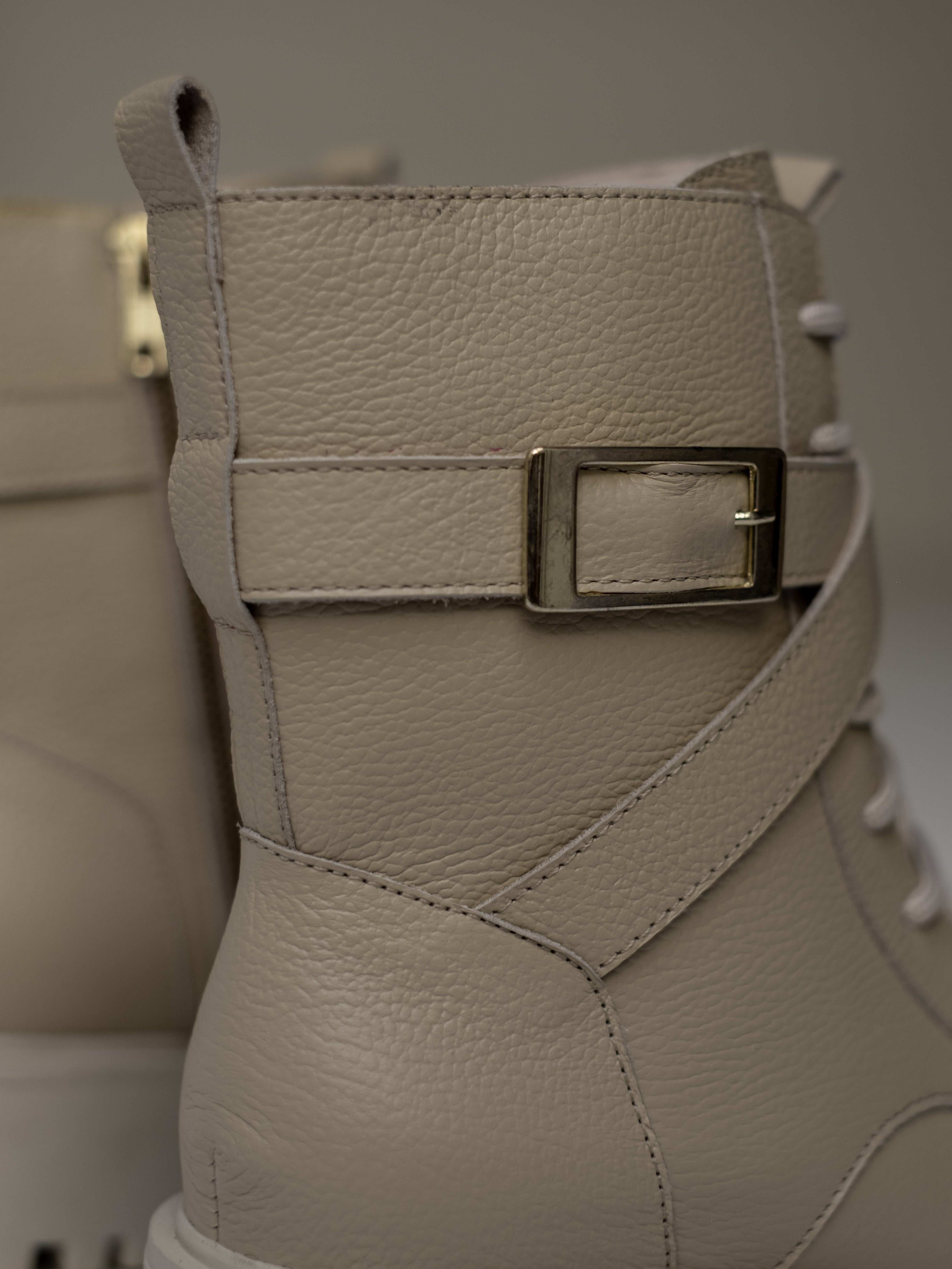botines-beige-claros-militares-mujer-cordones-cuero-mowma-10