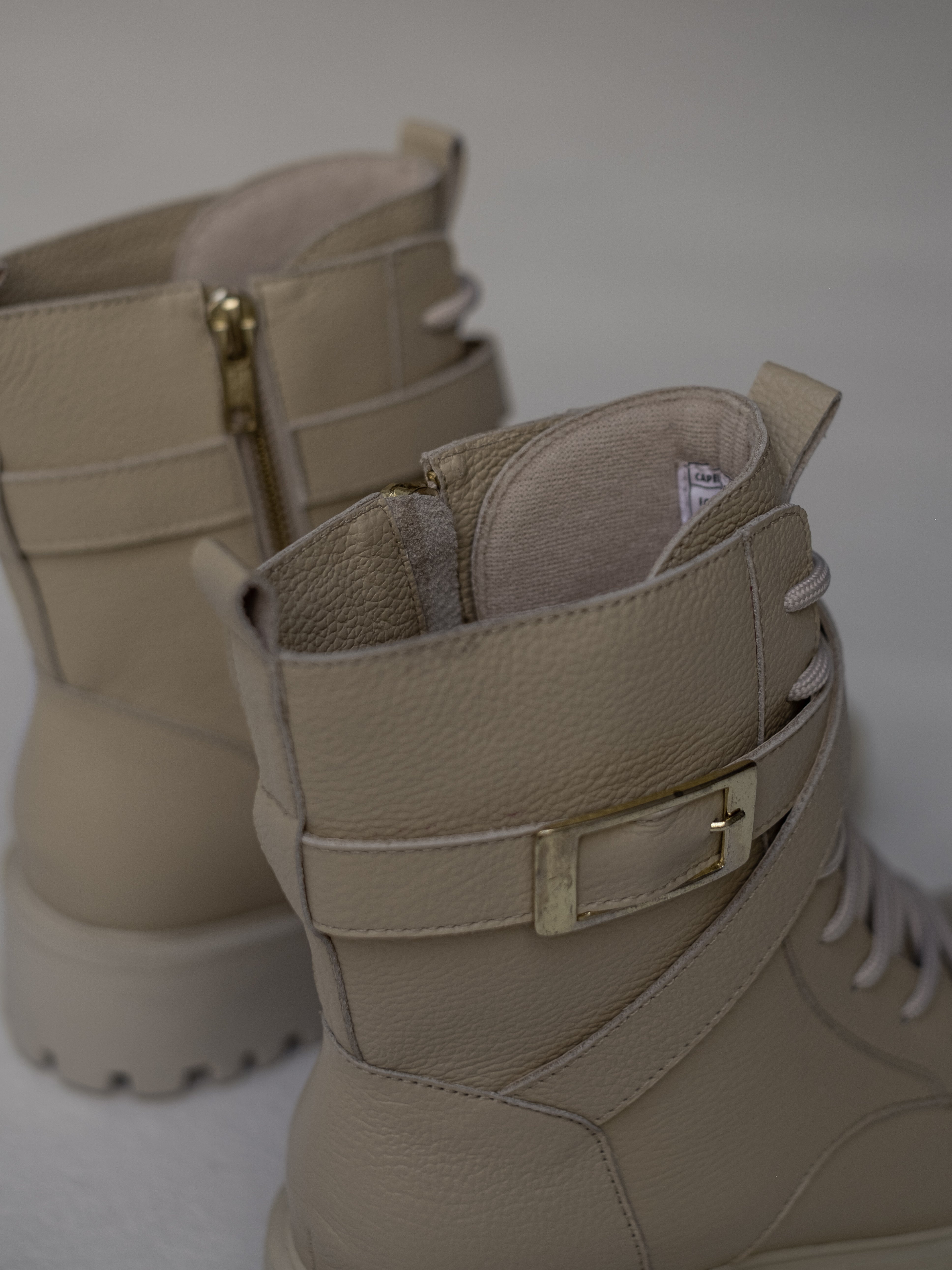 botines-beige-claros-militares-mujer-cordones-cuero-mowma-11
