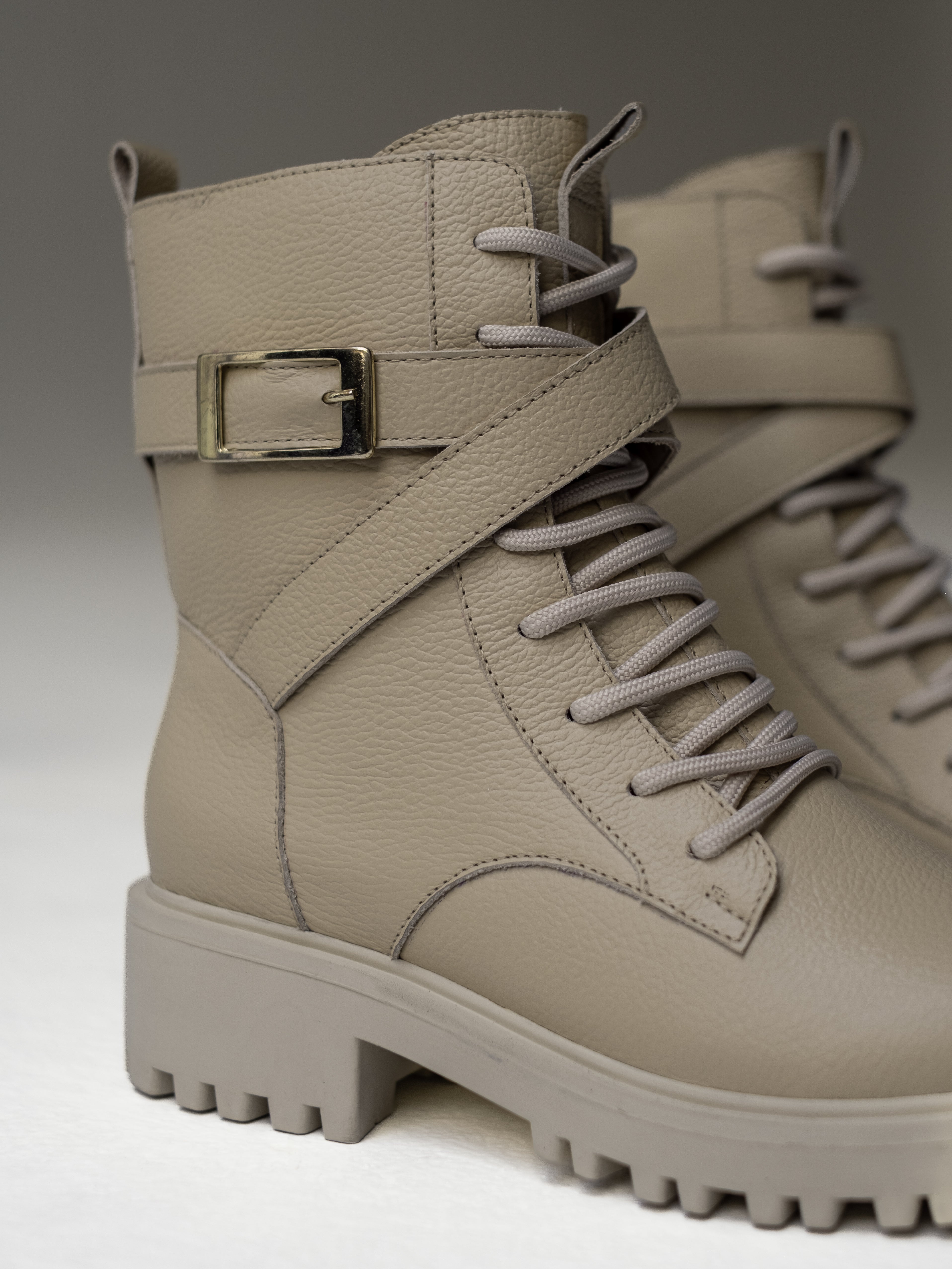 botines-beige-claros-militares-mujer-cordones-cuero-mowma-1