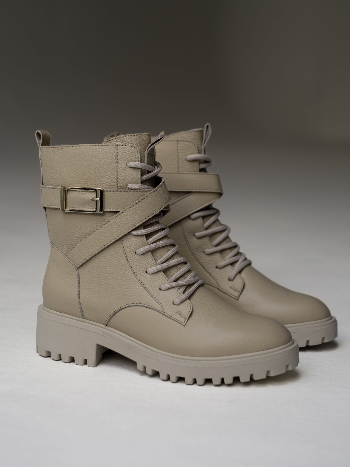 botines-beige-claros-militares-mujer-cordones-cuero-mowma-1